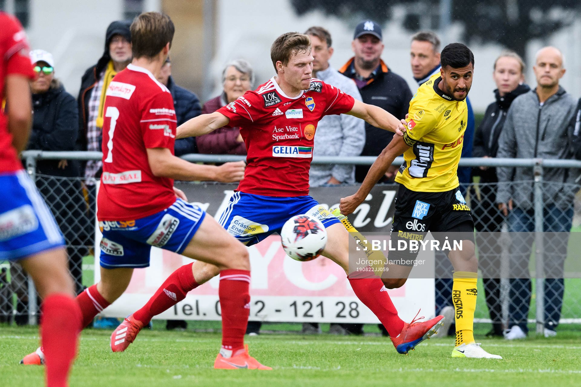 Elfsborgs Rami Kaib och Gauthiods Jonatan Nilsson under fotbollsmatchen i Svenska cupen mellan Gauthiod och Elfsborg den 22 augusti 2019 i Grästorp.
