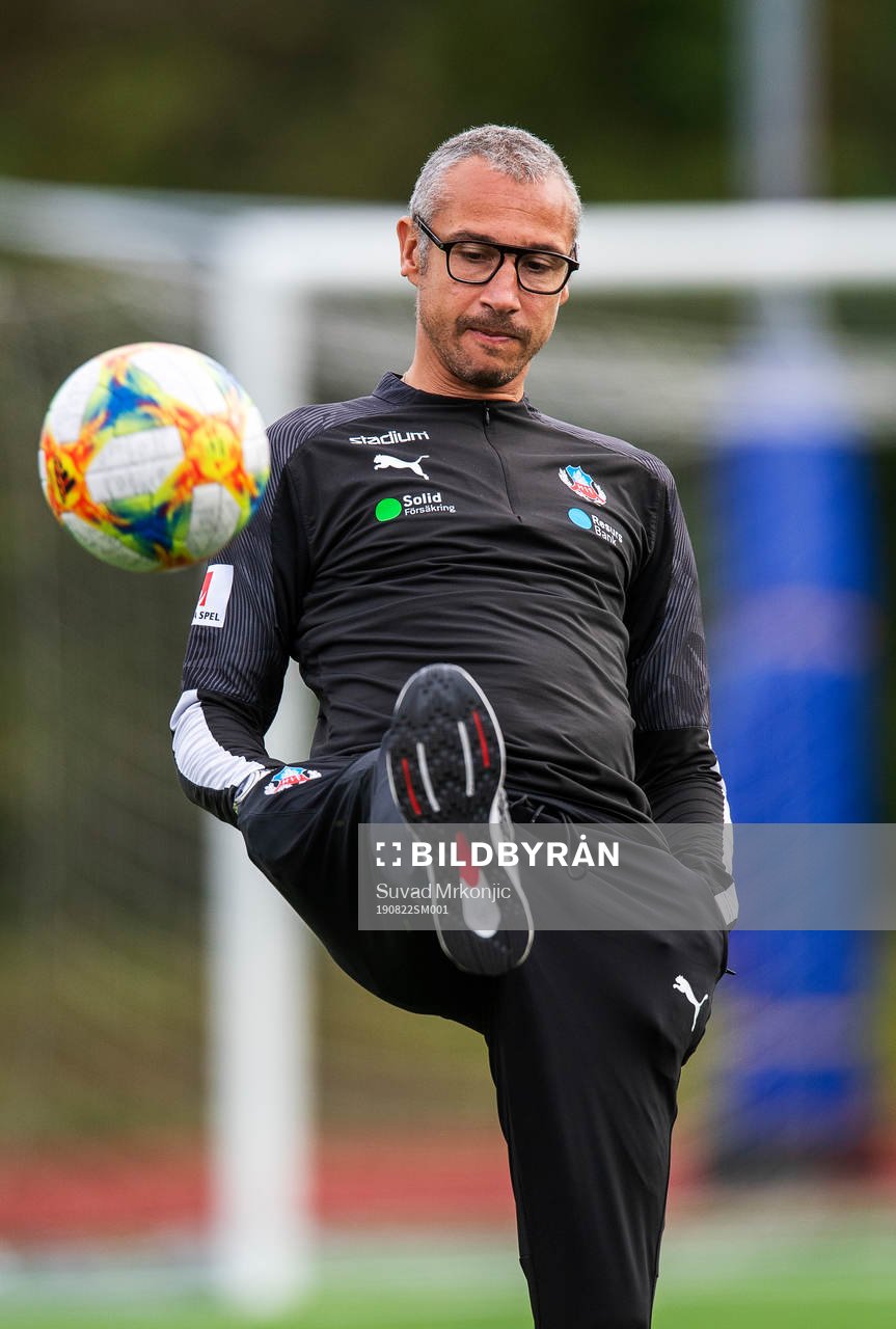 Helsingborgs tränare Henrik Larsson under fotbollsmatchen i Svenska cupen mellan Oskarshamn och Helsingborg den 22 augusti 2019 i Oskarshamn.