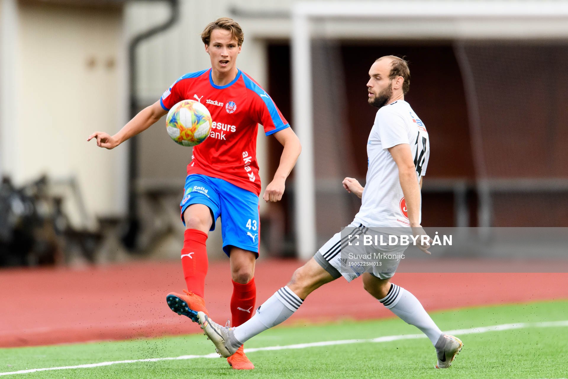 Helsingborgs Alex Sjöholm och Oskarshamns Christopher Christensson under fotbollsmatchen i Svenska cupen mellan Oskarshamn och Helsingborg den 22 augusti 2019 i Oskarshamn.