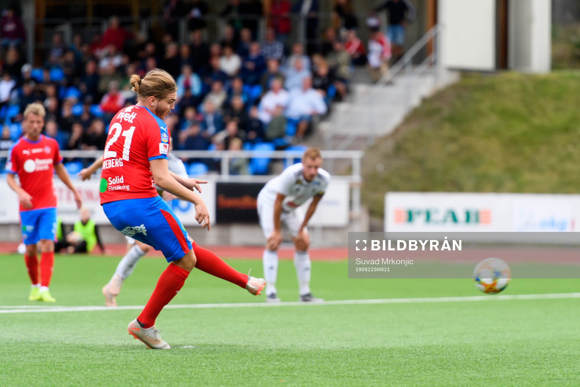 Helsingborgs Charlie Weberg gör 0-1 på straff