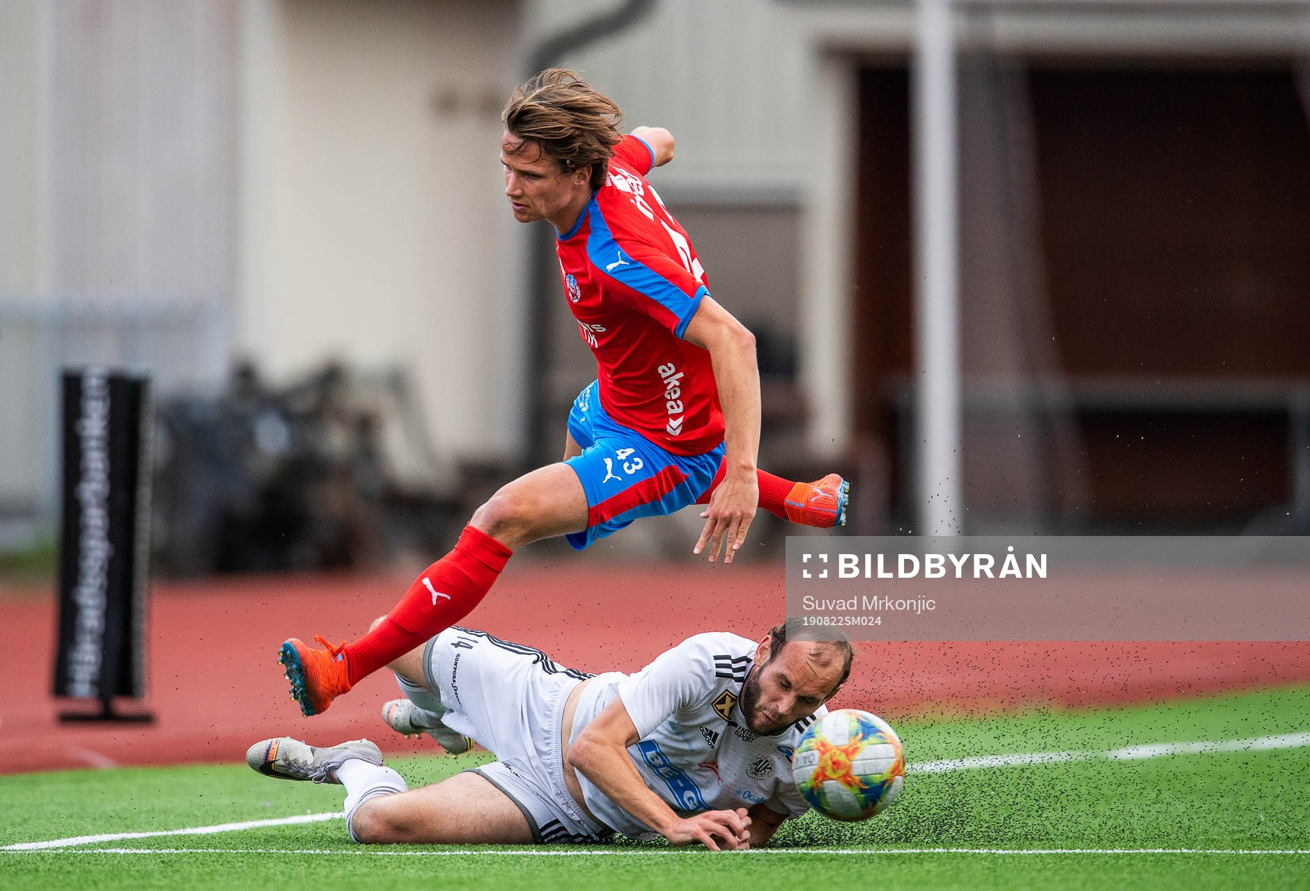 Oskarshamns Christopher Christensson och Helsingborgs Alex Sjöholm under fotbollsmatchen i Svenska cupen mellan Oskarshamn och Helsingborg den 22 augusti 2019 i Oskarshamn.