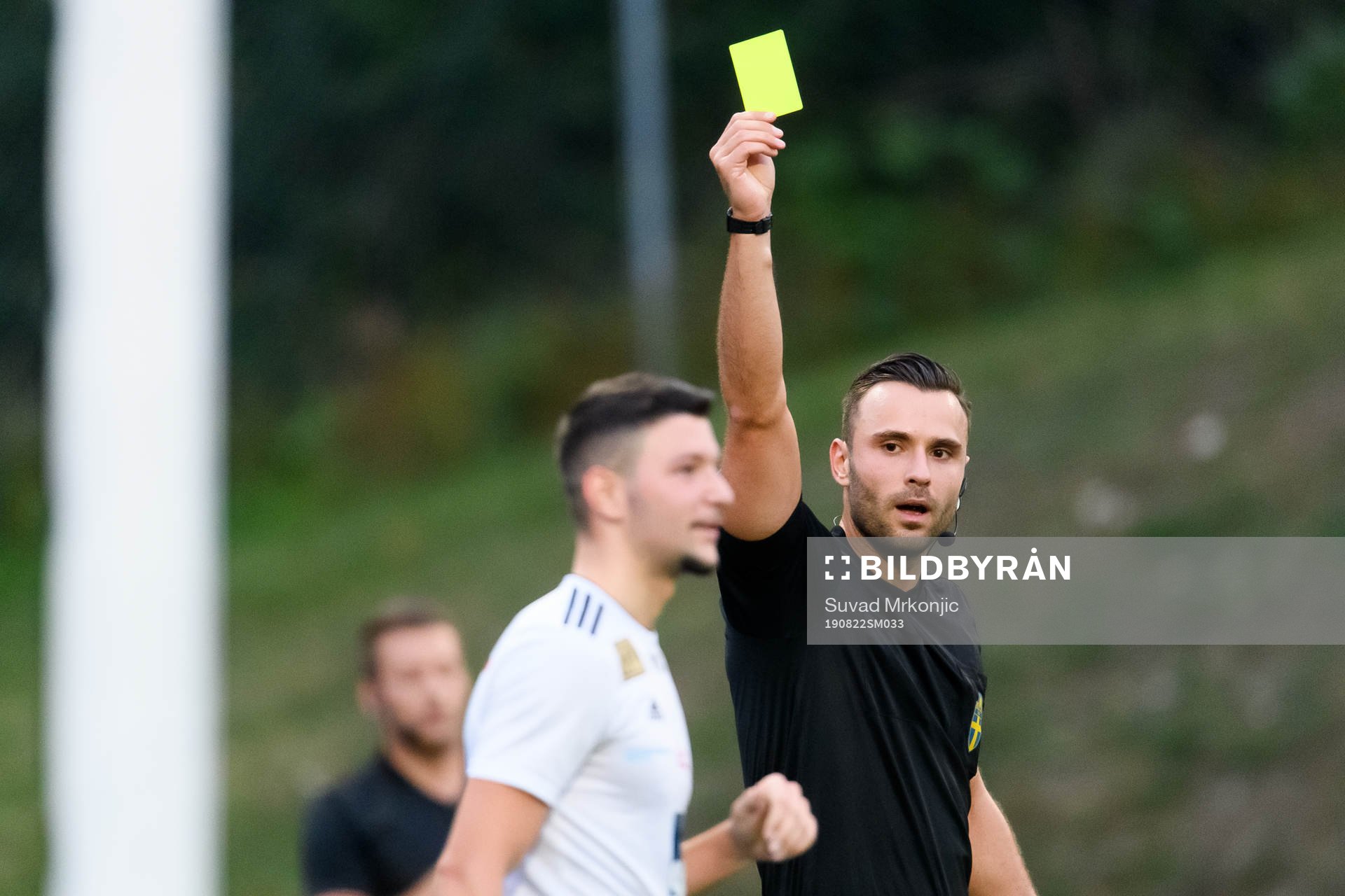 Oskarshamns Ylli Podrimcaku får gult kort av domare Albert Mustafa under fotbollsmatchen i Svenska cupen mellan Oskarshamn och Helsingborg den 22 augusti 2019 i Oskarshamn.