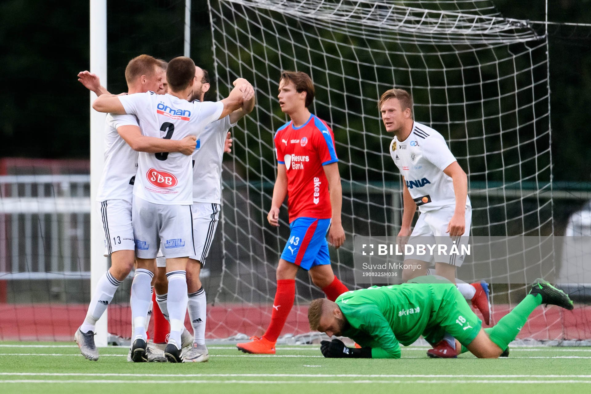 Oskarshamns spelare jublar efter att Eric Persson gjort 1-1 under fotbollsmatchen i Svenska cupen mellan Oskarshamn och Helsingborg den 22 augusti 2019 i Oskarshamn.