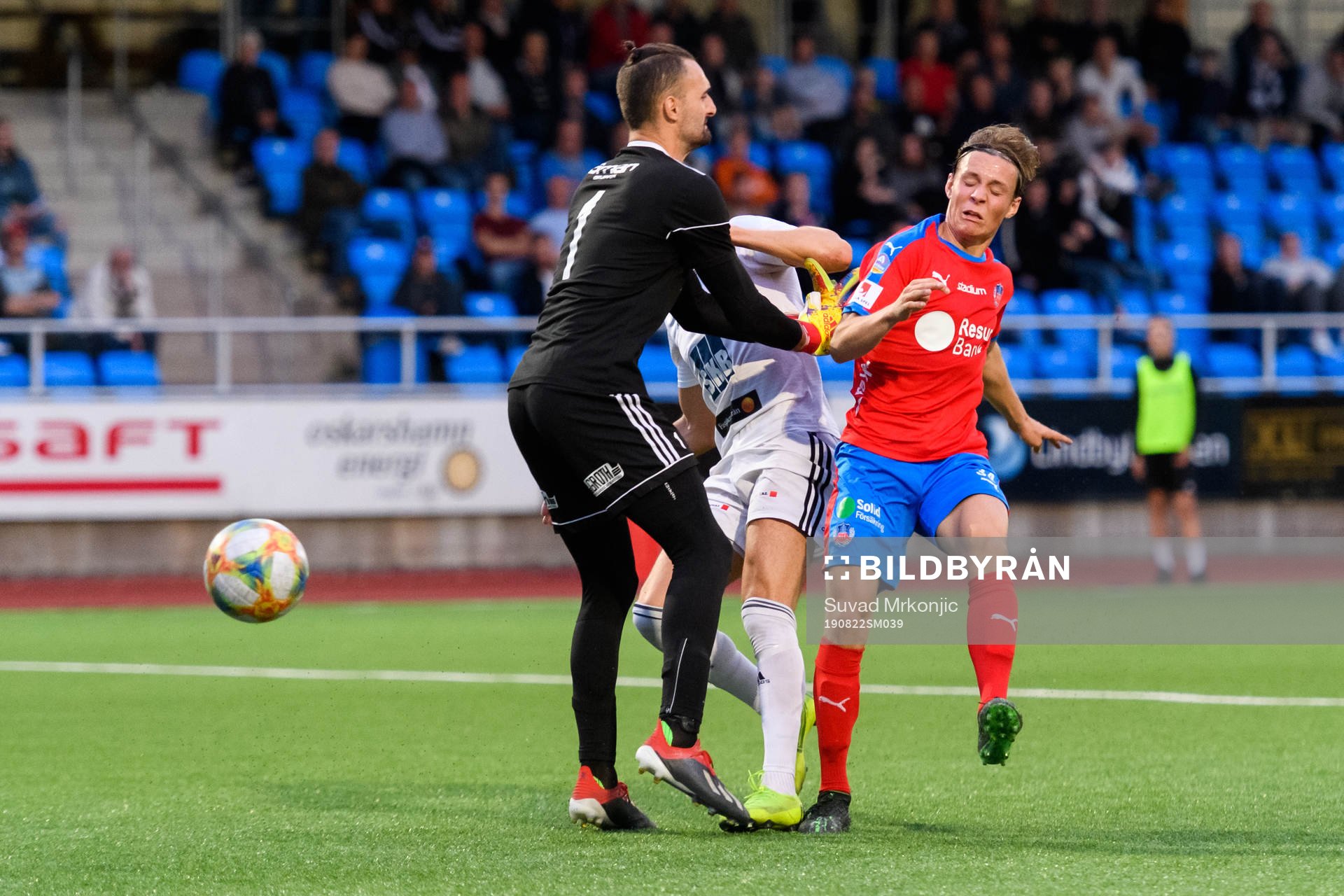 Oskarshamns målvakt Filippos Sachsanidis och Helsingborgs Filip Sjöberg under fotbollsmatchen i Svenska cupen mellan Oskarshamn och Helsingborg den 22 augusti 2019 i Oskarshamn.