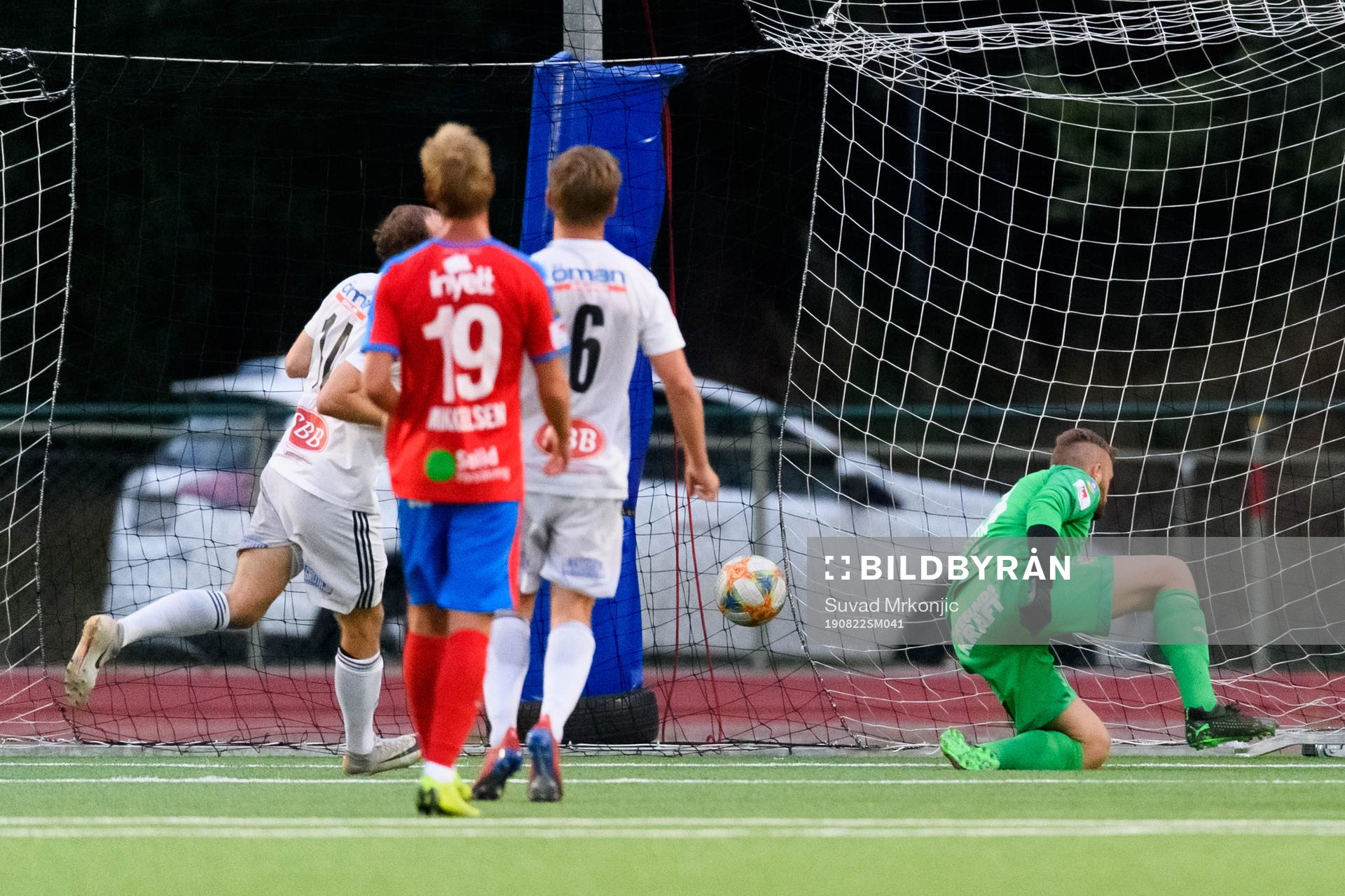 Oskarshamns Christopher Christensson gör 2-1 på straff