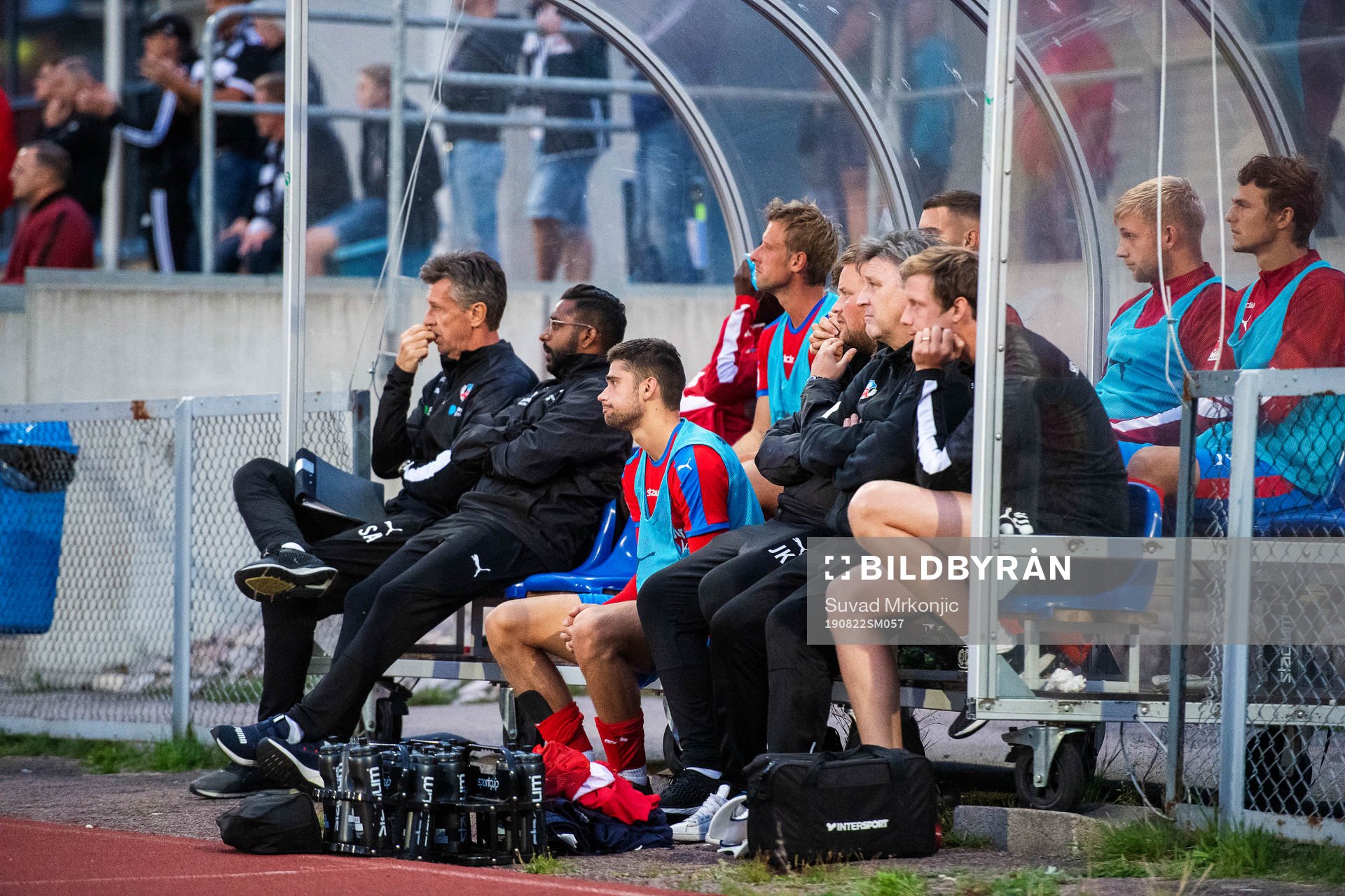 Helsingborgs avbytarbänk med spelare och ledare deppar