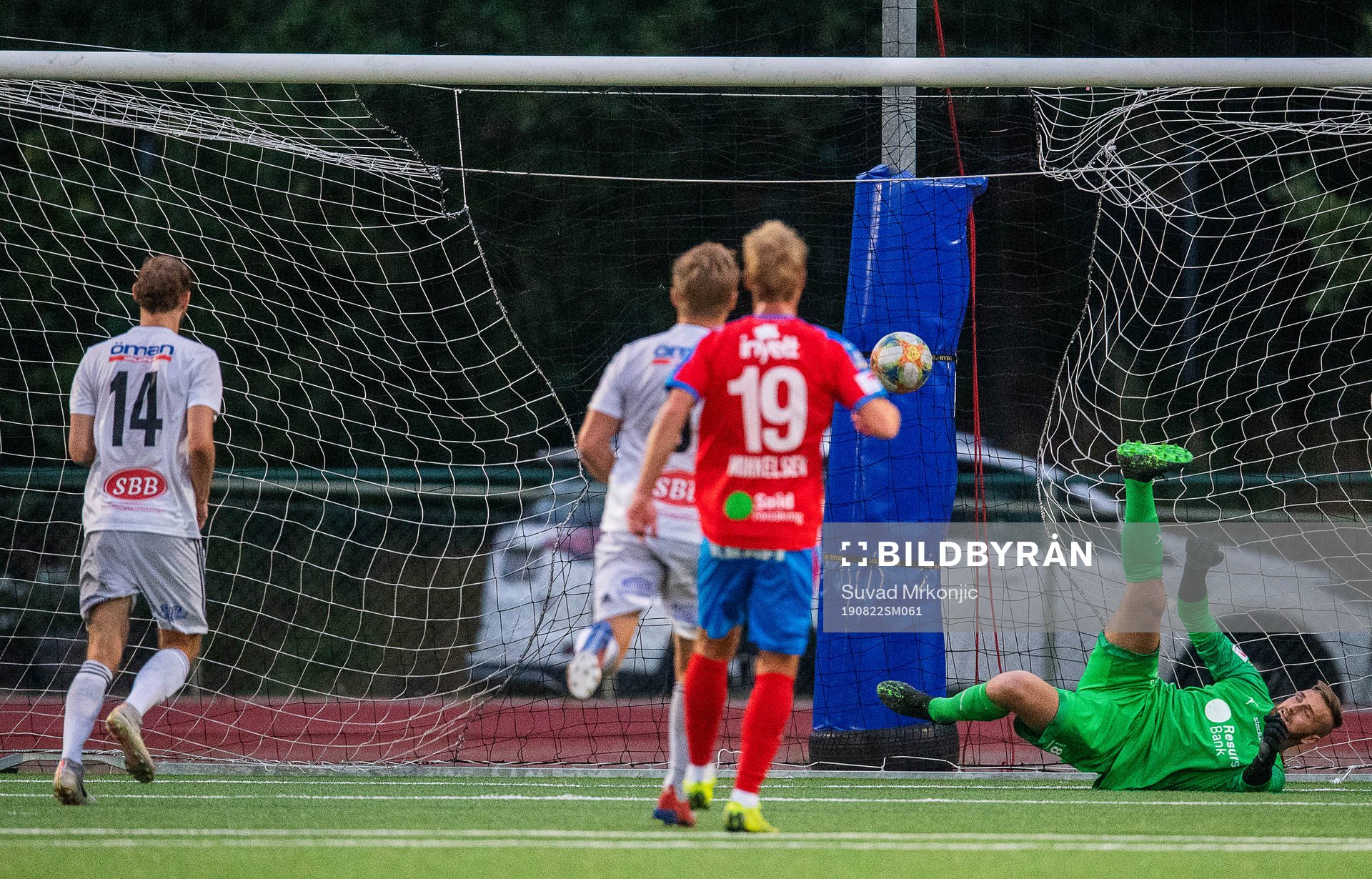 Oskarshamns Christopher Christensson gör 2-1 på staff