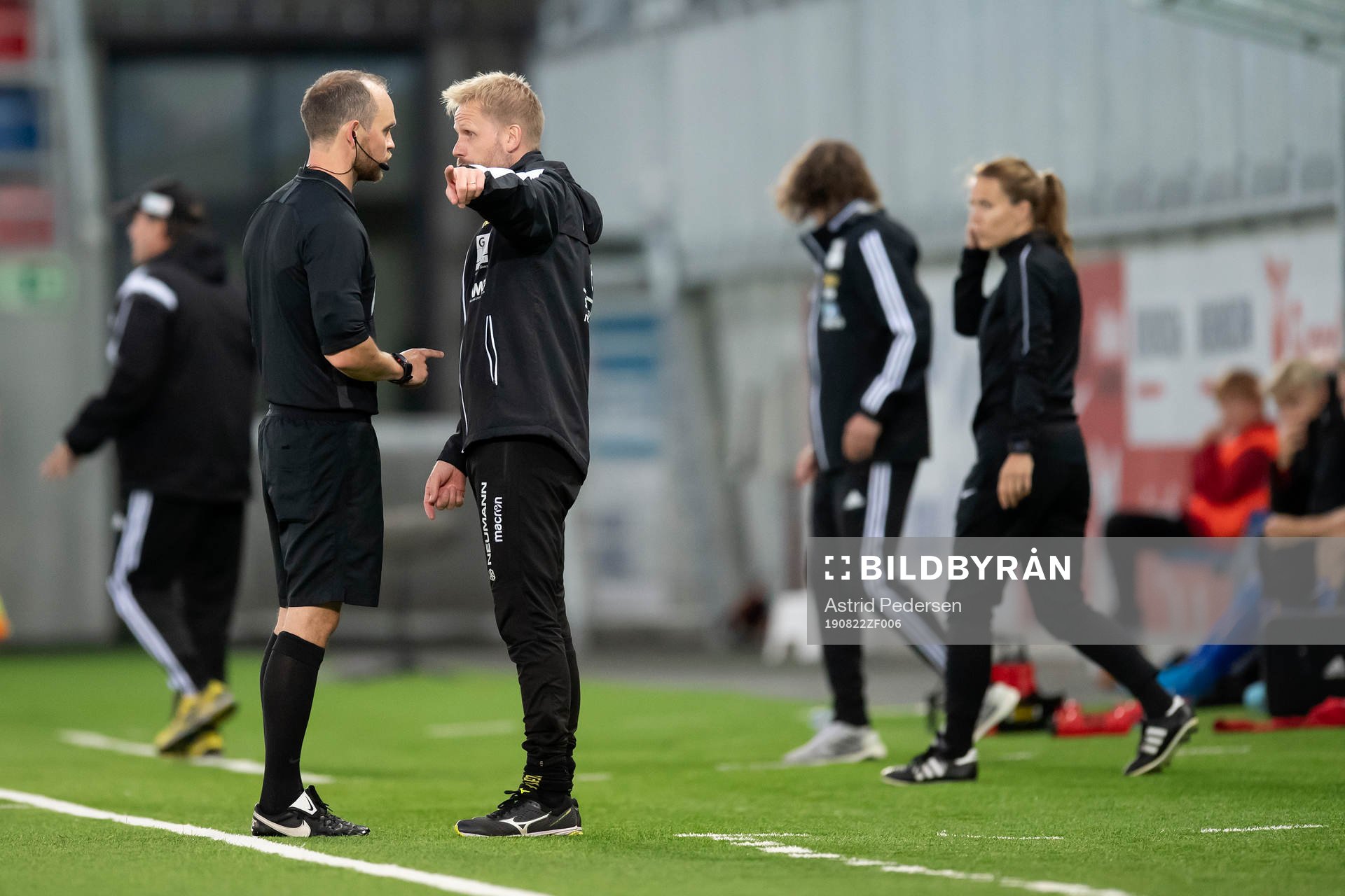 Christian Moen, referee, and Joey Hardarson, head coach of