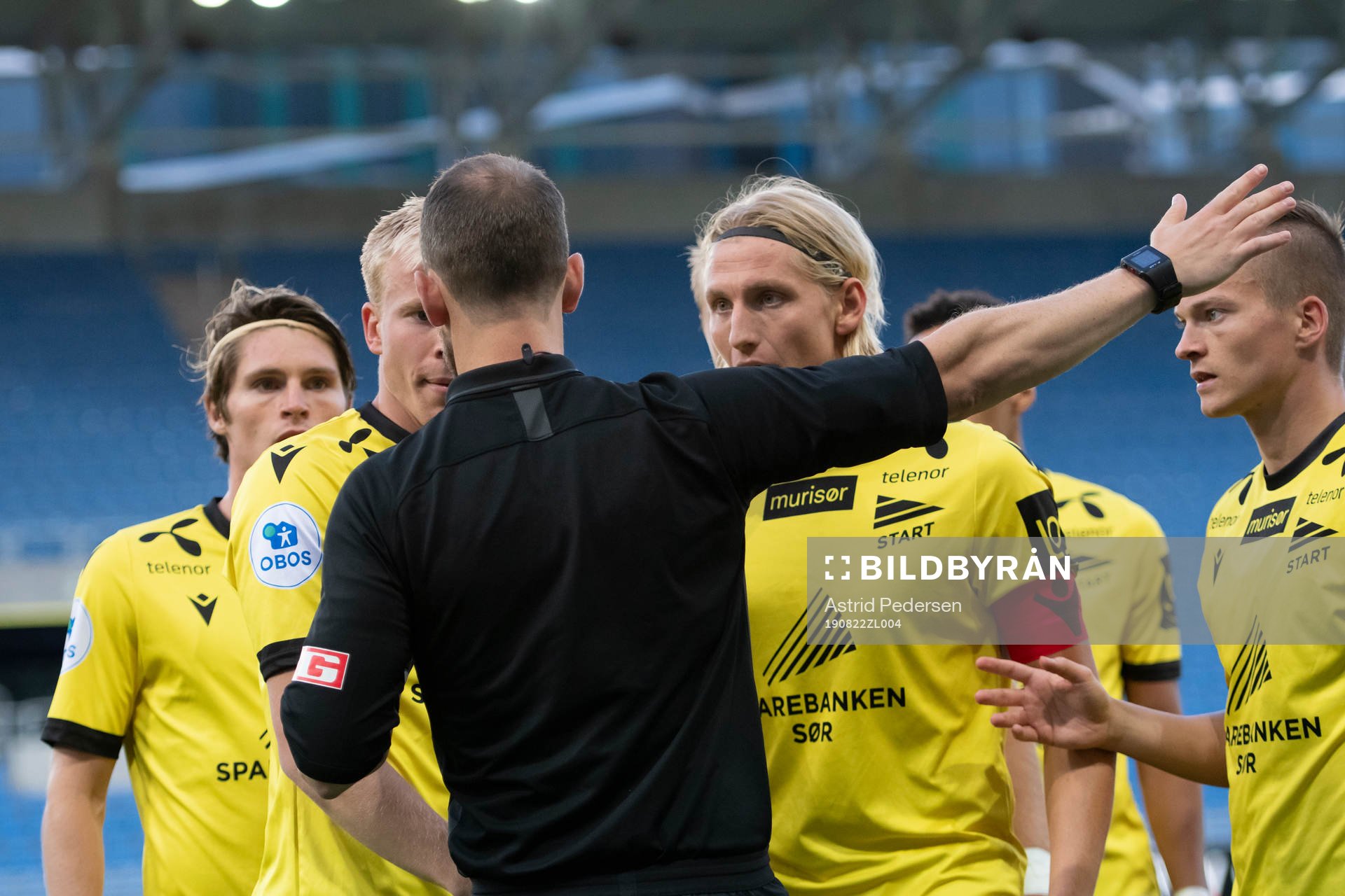 Players of Start and Christian Moen, referee
