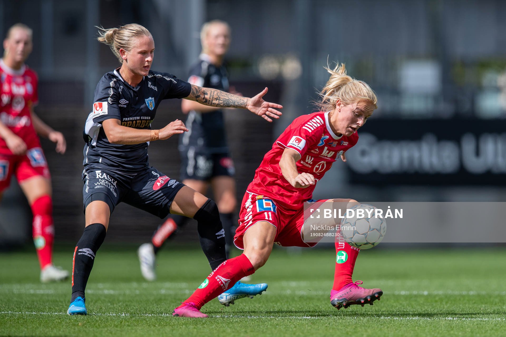 Linköpings Mimmi Larsson mot Göteborgs Filippa Curmark under fotbollsmatchen i Damallsvenskan mellan Kopparbergs/Göteborg och Linköping den 24 augusti 2019 i Göteborg. 