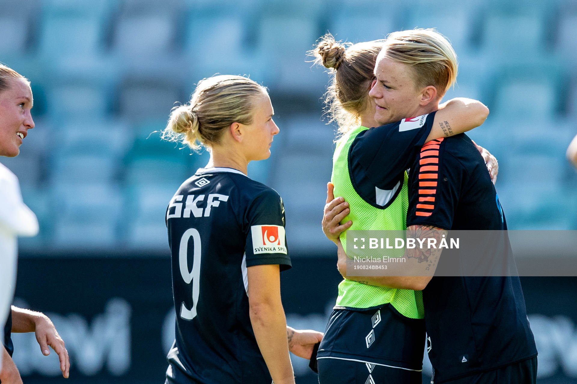 Linköpings Nilla Fischer klappar om Göteborgs Irmeli