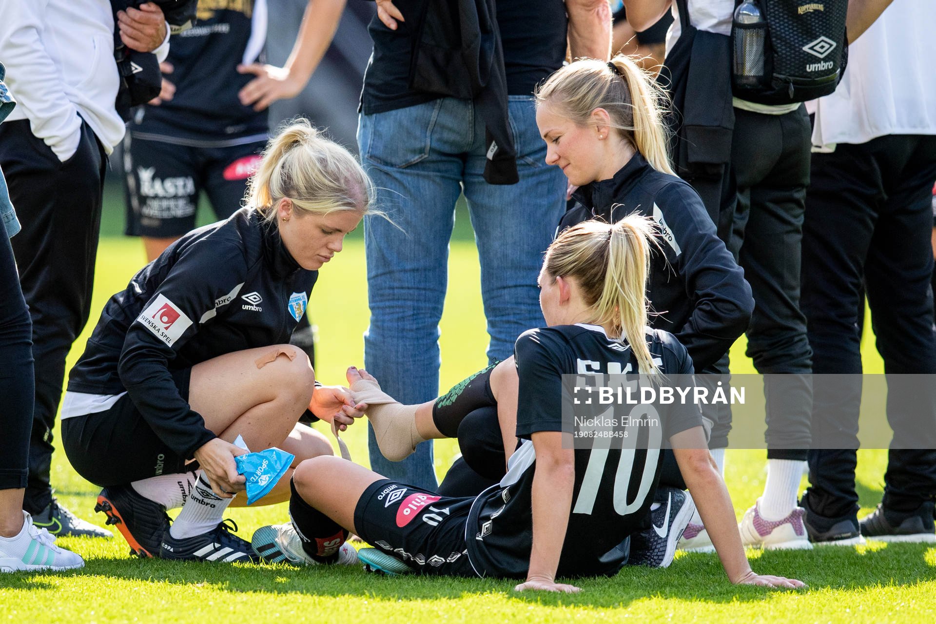 Göteborgs Elin Rubensson får sin fot omplåstrad efter fotbollsmatchen i Damallsvenskan mellan Kopparbergs/Göteborg och Linköping den 24 augusti 2019 i Göteborg.