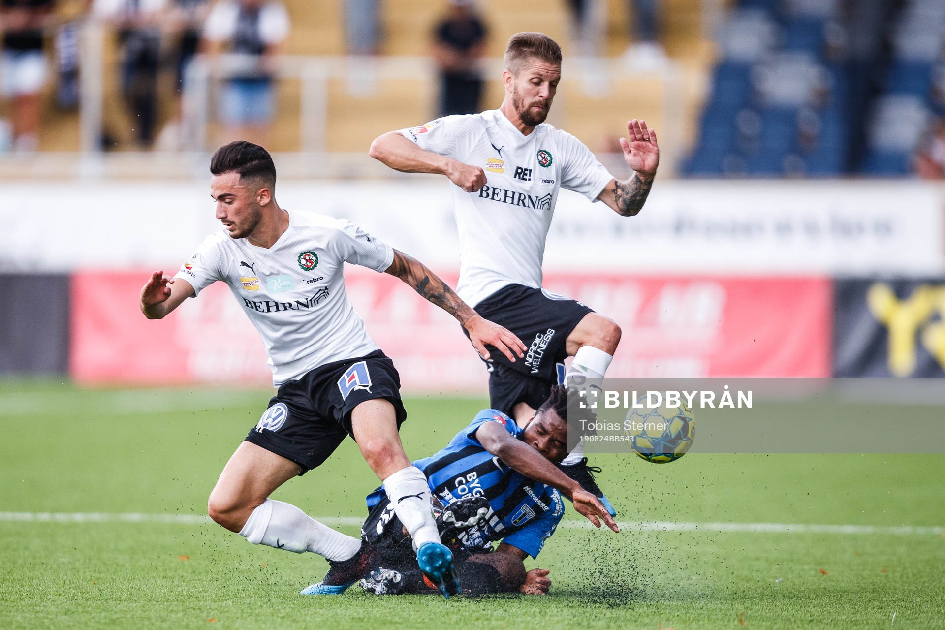 Örebros Simon Amin och Martin Lorentzson i en kamp mot