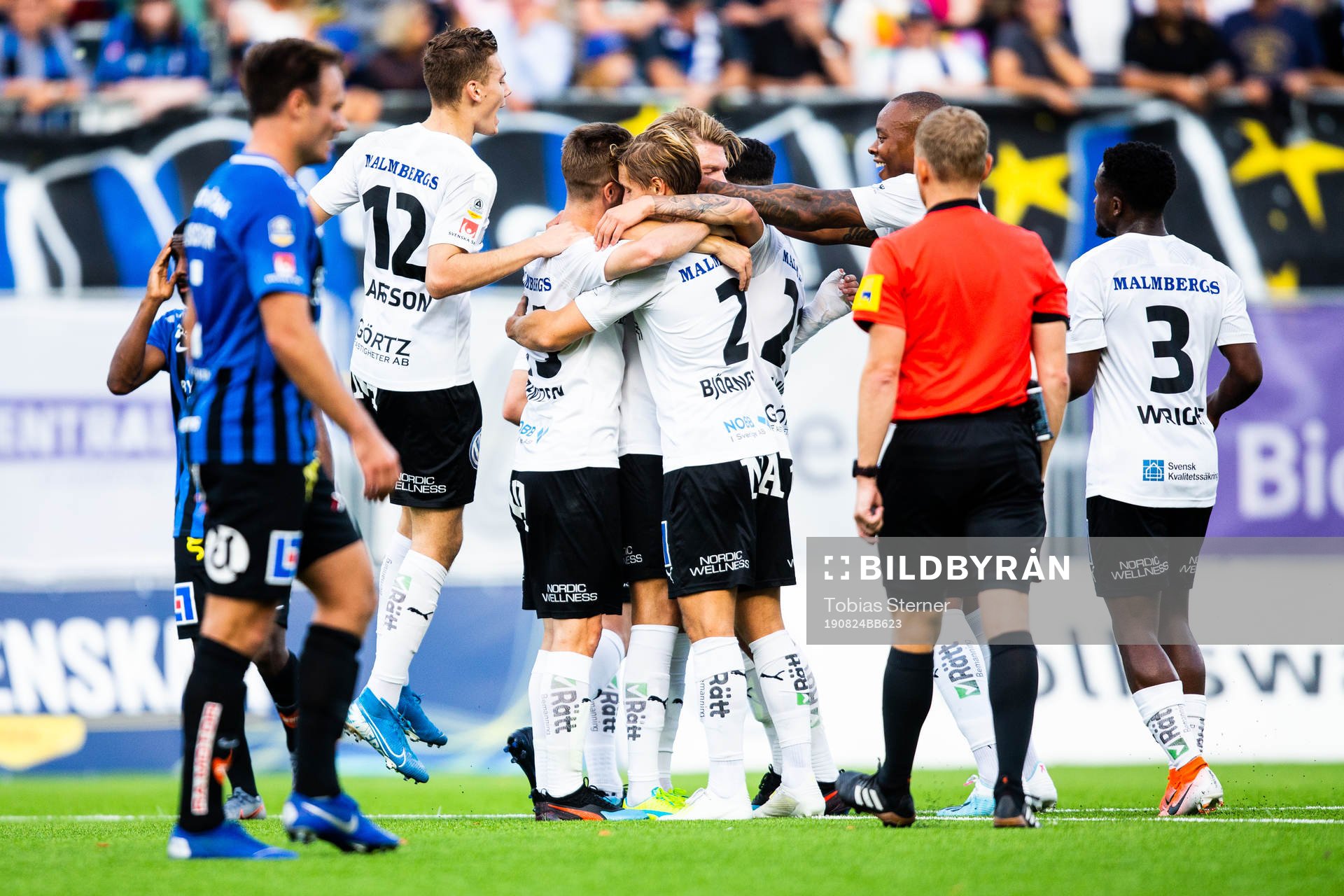 Örebros Martin Broberg jublar med lagkamrater