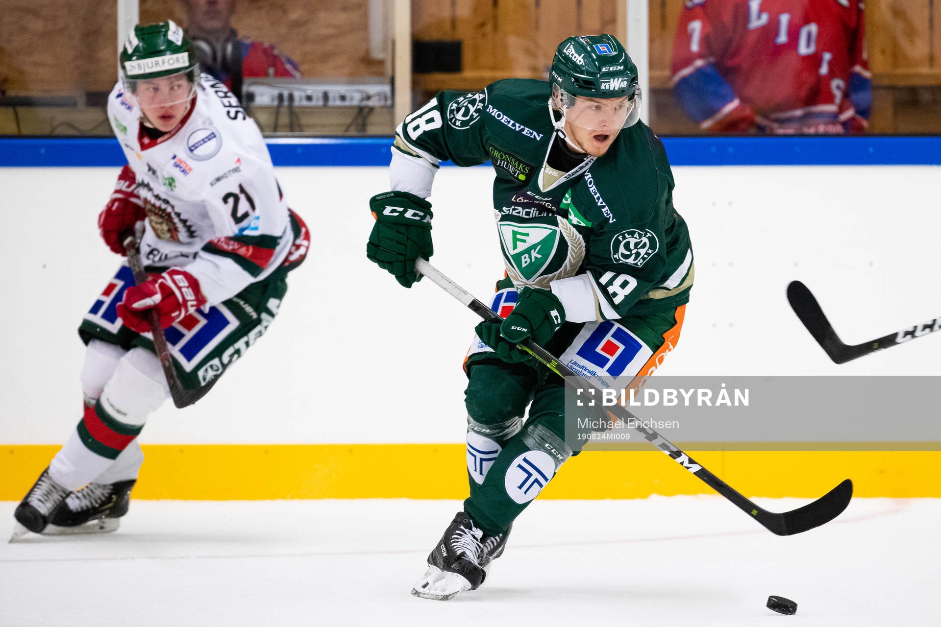 Färjestads Axel Ottosson före Frölundas Karl Henriksson