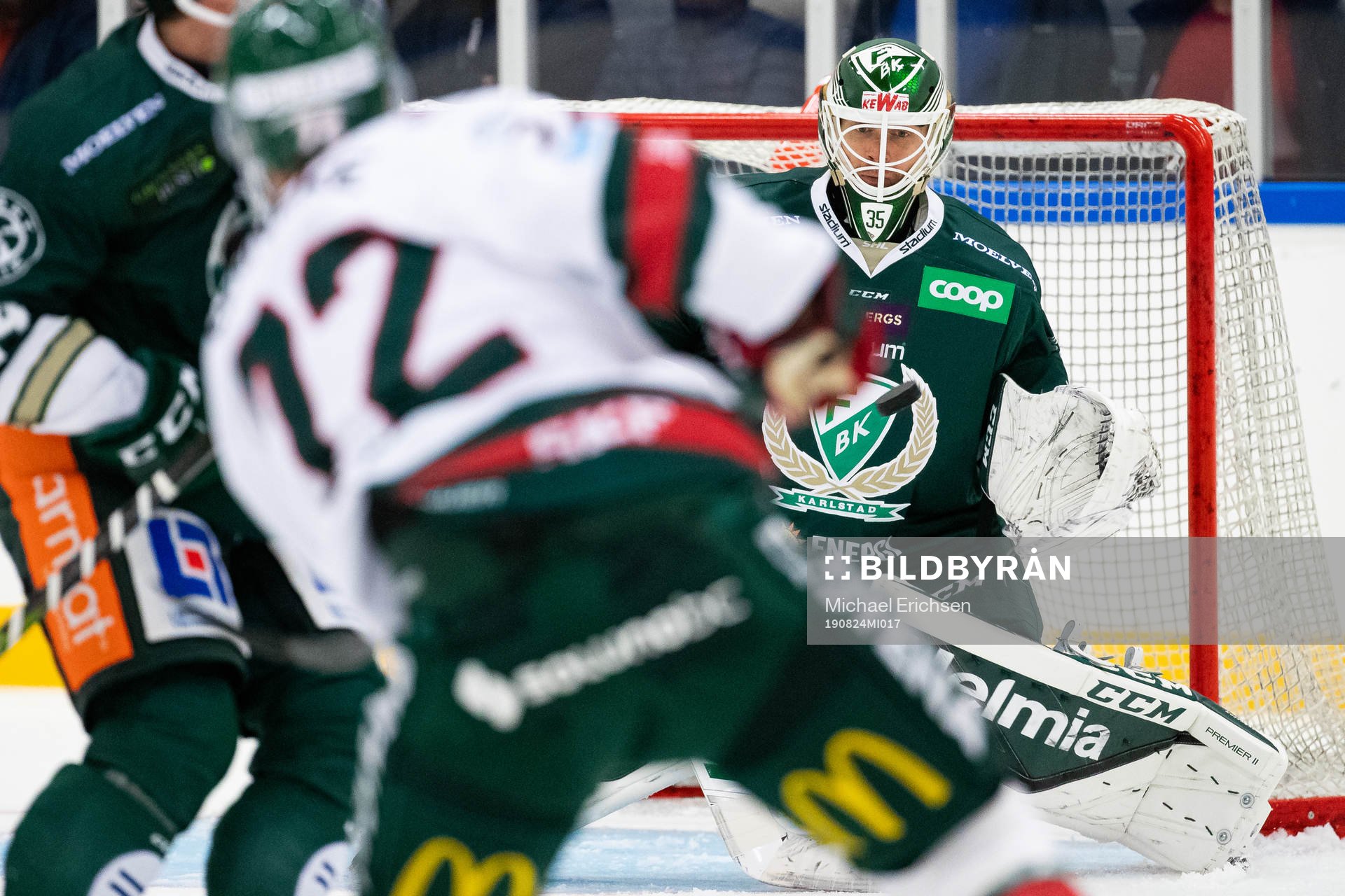 Färjestads målvakt Markus Svensson räddar ett skott