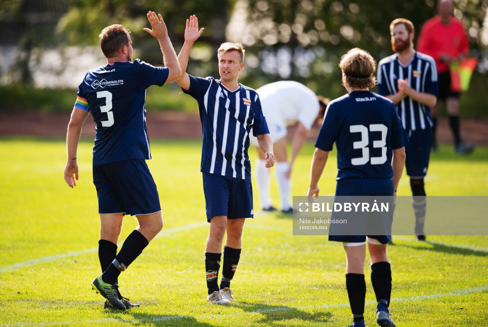 Anton Hallengren och Fredrik Olsson, jublar vid slutsignal, under fotbollsmatchen i Div 5 mellan Indal och Kovland den 24 augusti 2019 i Indal.