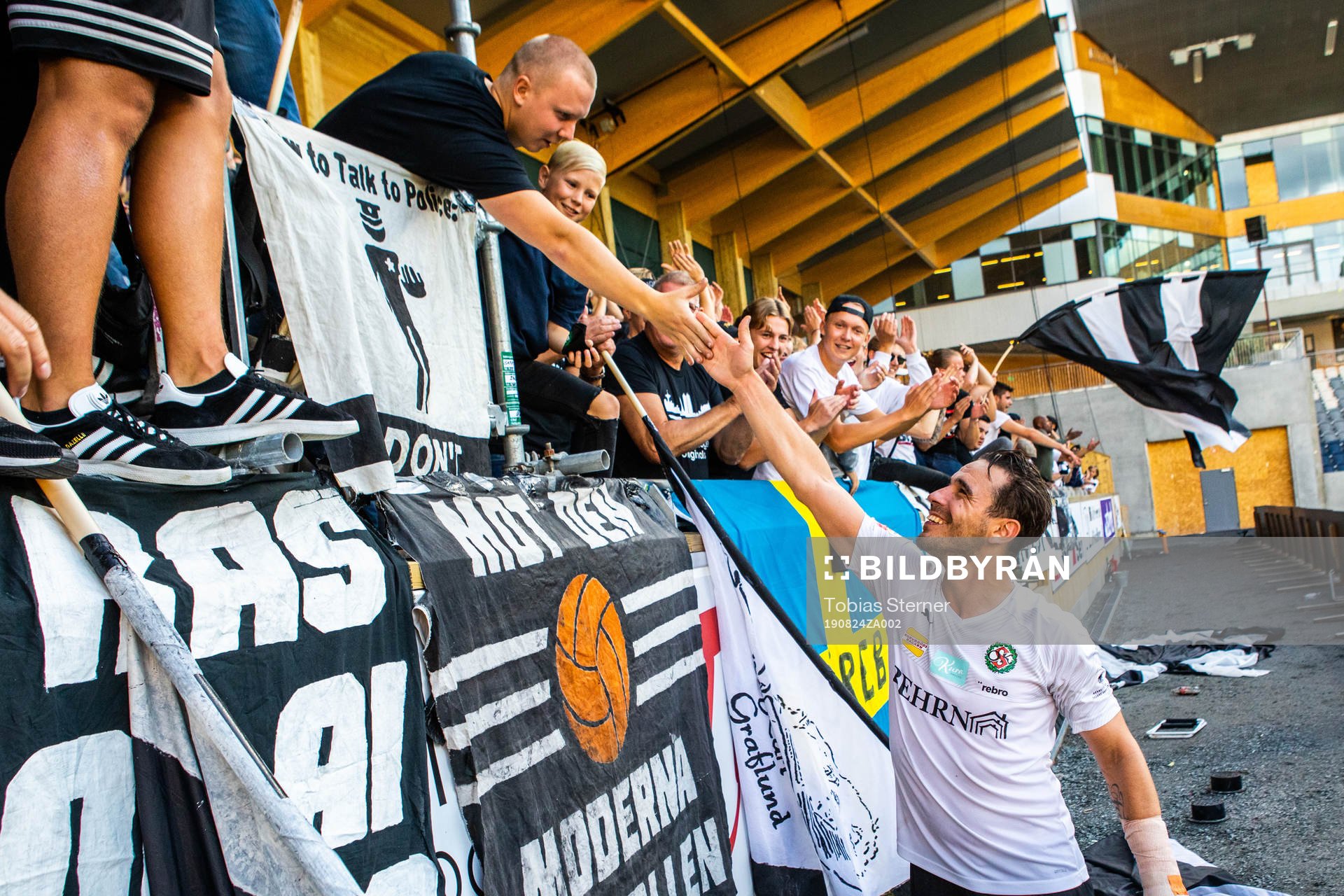 Örebros Nordin Gerzic jublar och tackar publiken efter fotbollsmatchen i Allsvenskan mellan Sirius och Örebro den 24 augusti 2019 i Uppsala.