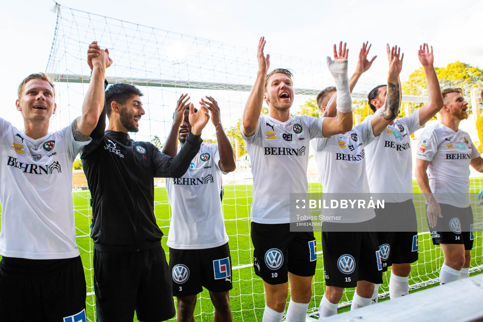Örebro jublar efter fotbollsmatchen i Allsvenskan mellan Sirius och Örebro den 24 augusti 2019 i Uppsala.
