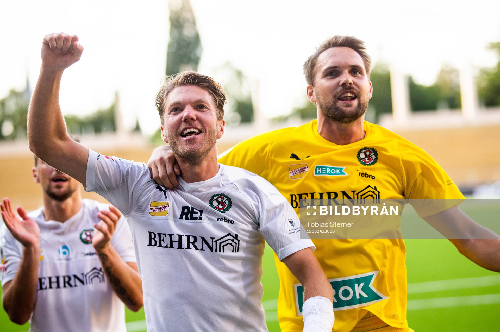 Örebros Martin Broberg och målvakt Oscar Jansson jublar