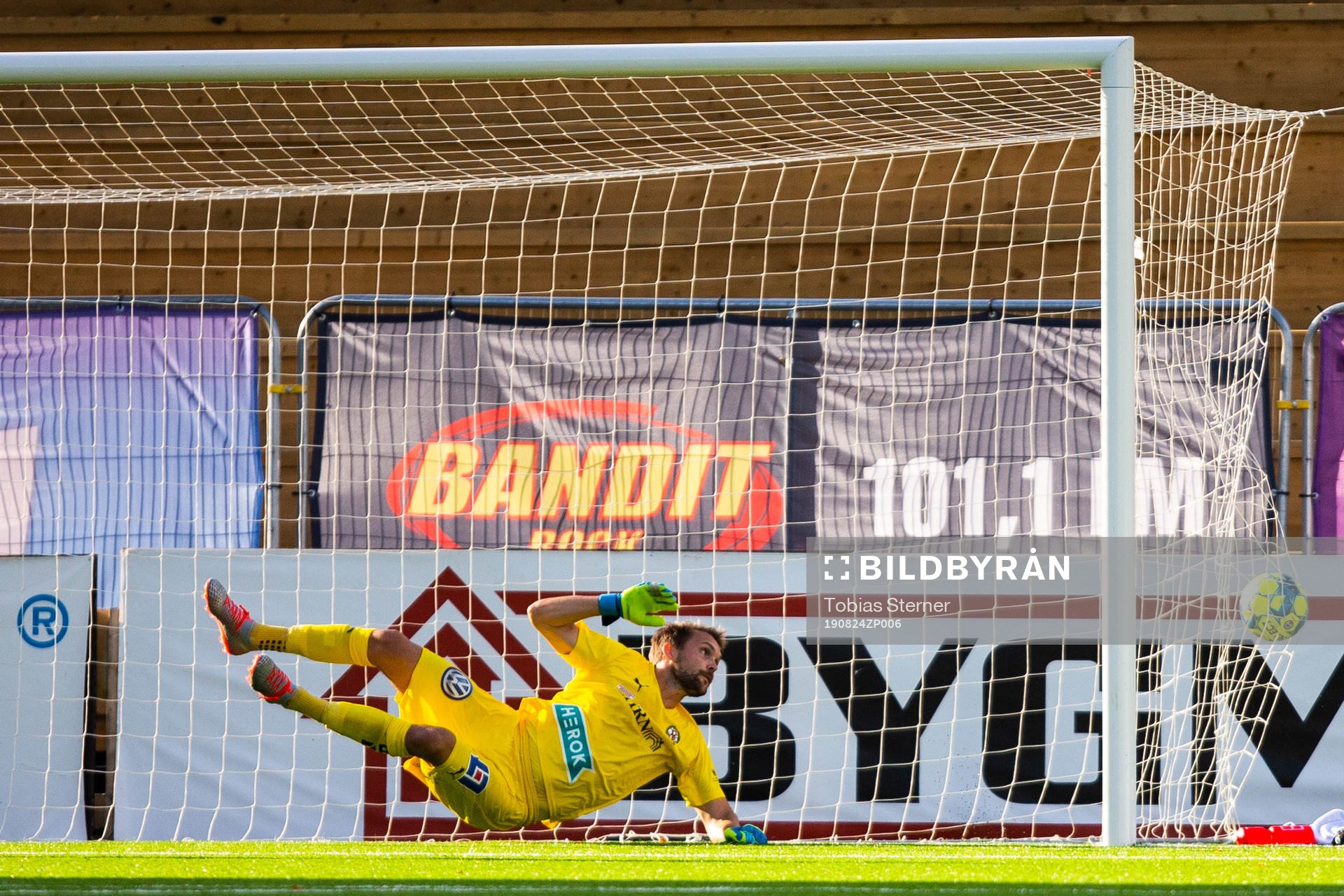 Örebros målvakt Oscar Jansson släpper in 2-4 från