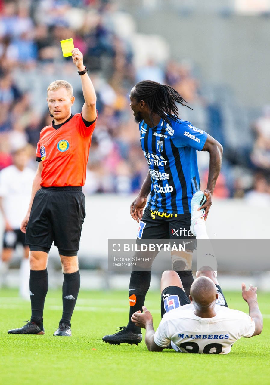 Domare Fredrik Klitte delar ut ett gult kort till Sirius