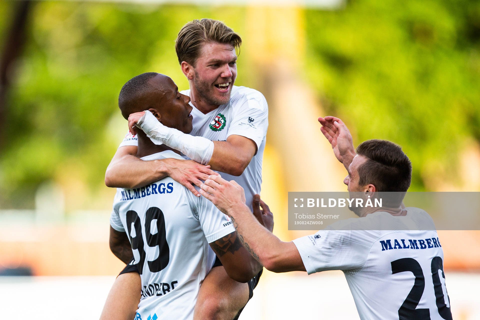 Örebros Carlos Strandberg jublar efter 0-2 tillsammans med Martin Broberg och Filip Rogic under fotbollsmatchen i Allsvenskan mellan Sirius och Örebro den 24 augusti 2019 i Uppsala.