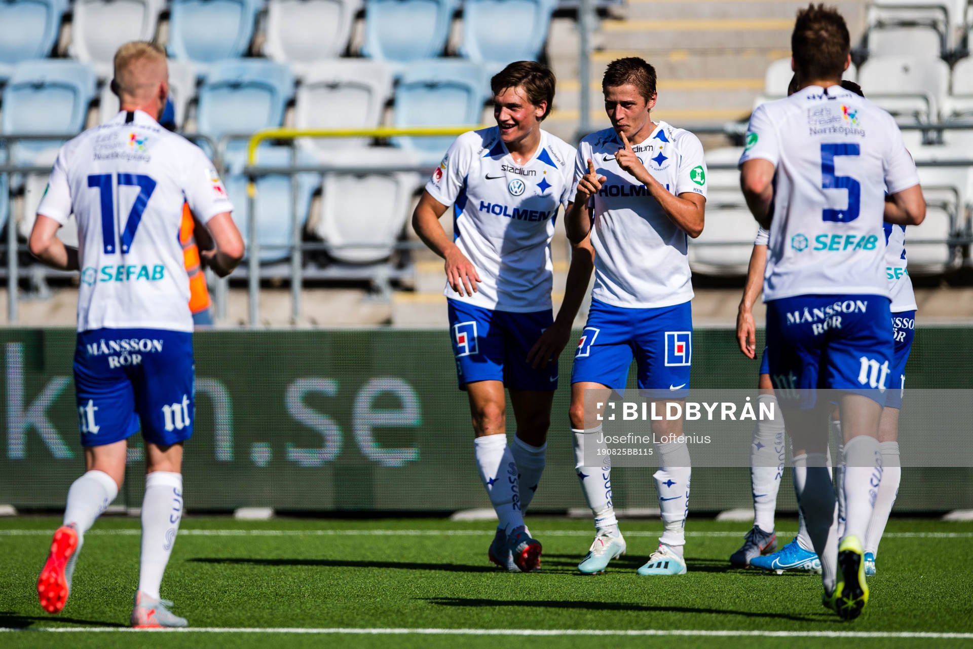 IFK Norrköpings Simon Thern jublar med lagkamrater