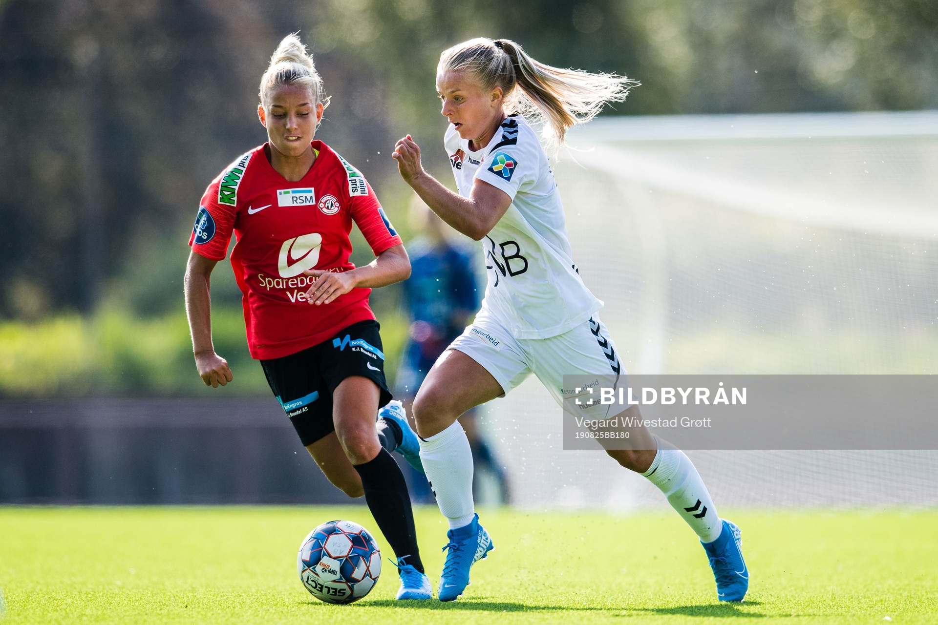 Rikke Nygard of Arna-Bjørnar and Cathrine Dekkerhus of LSK