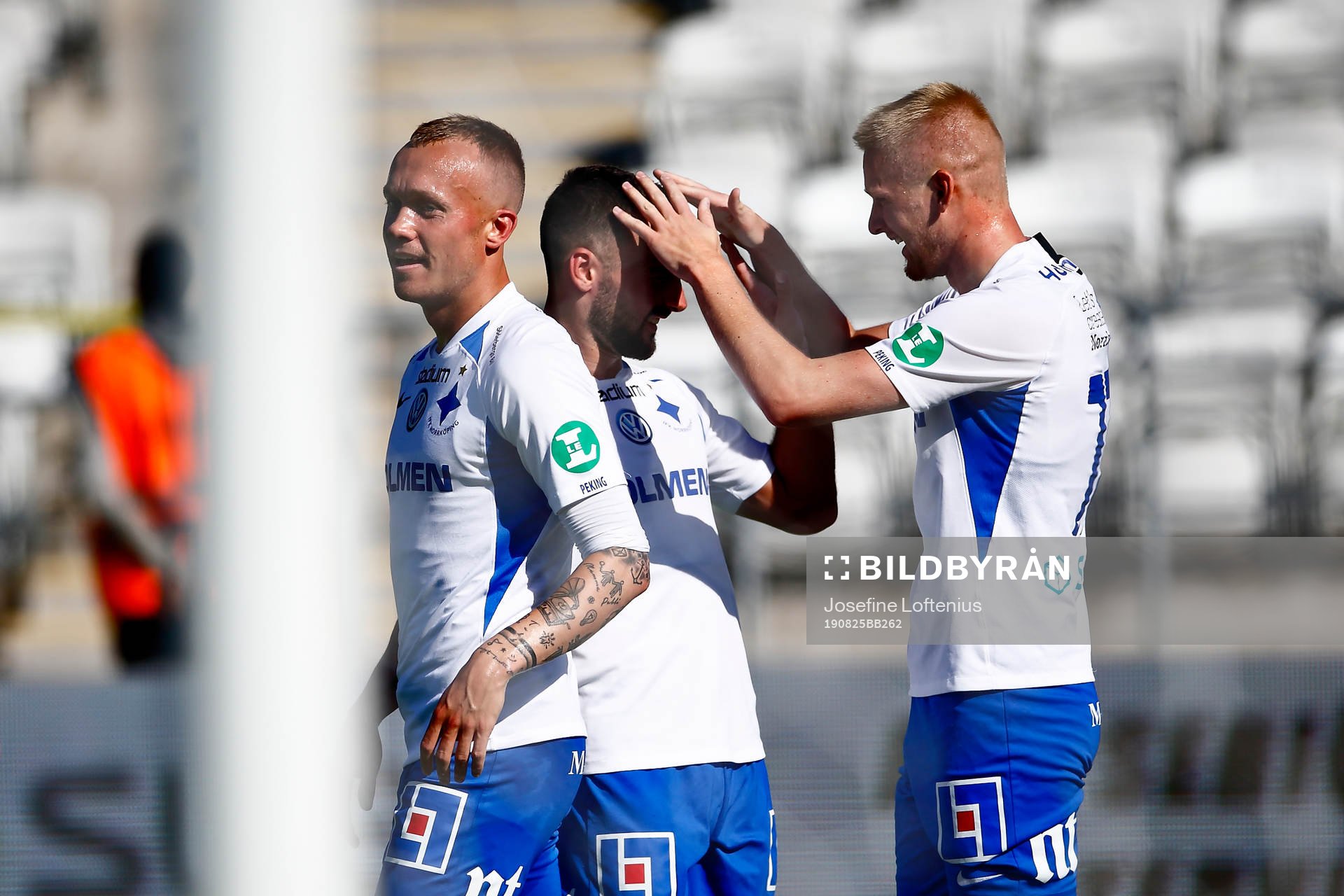 IFK Norrköpings Kalle Holmberg har gjort mål och jublar
