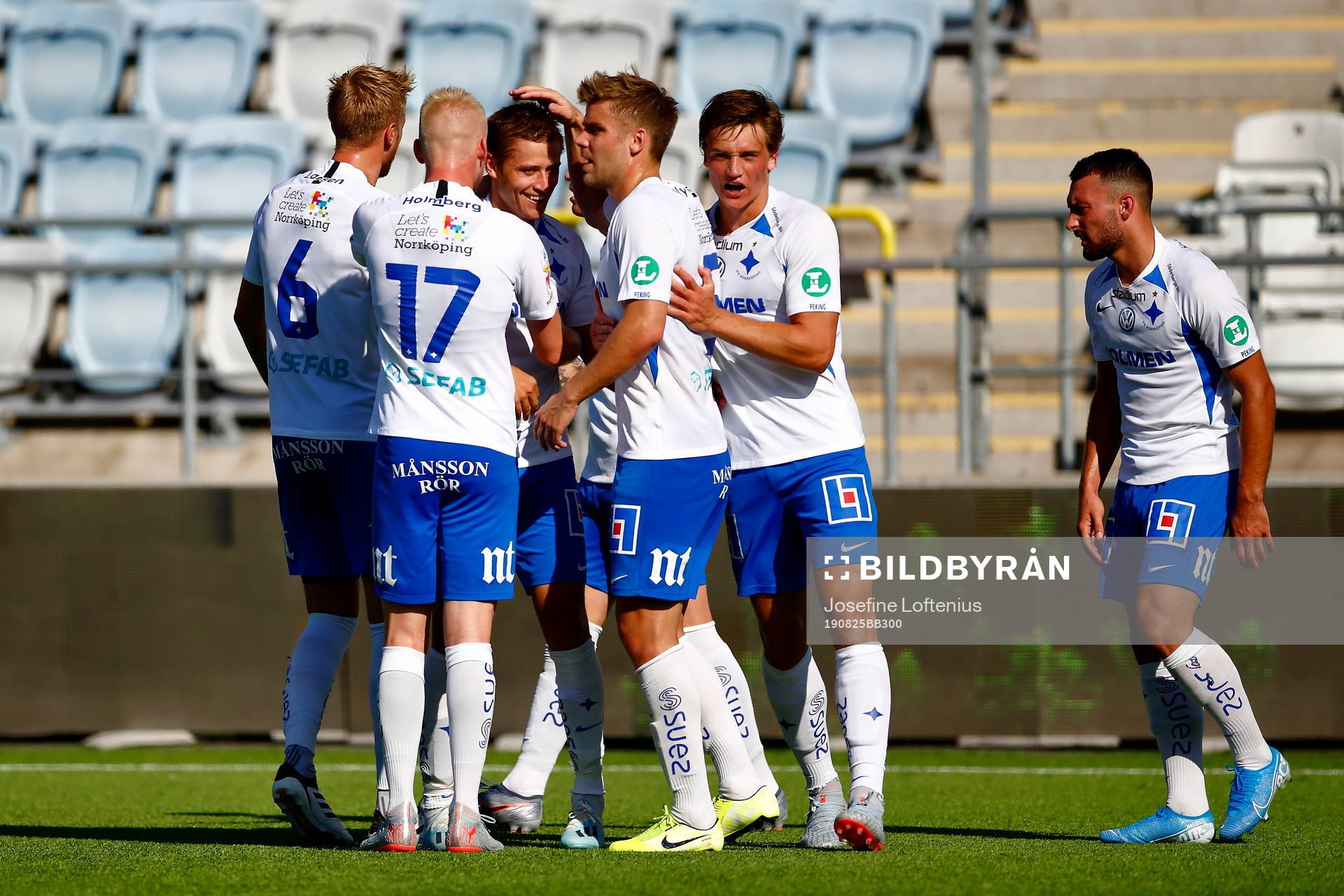IFK Norrköpings Simon Thern blir omkramad av bland andra Rasmus Lauritsen och Christoffer Nyman efter att han gjort mål 2-0 under fotbollsmatchen i Allsvenskan mellan IFK Norrköping och Helsingborg den 25 augusti 2019 i Norrköping.