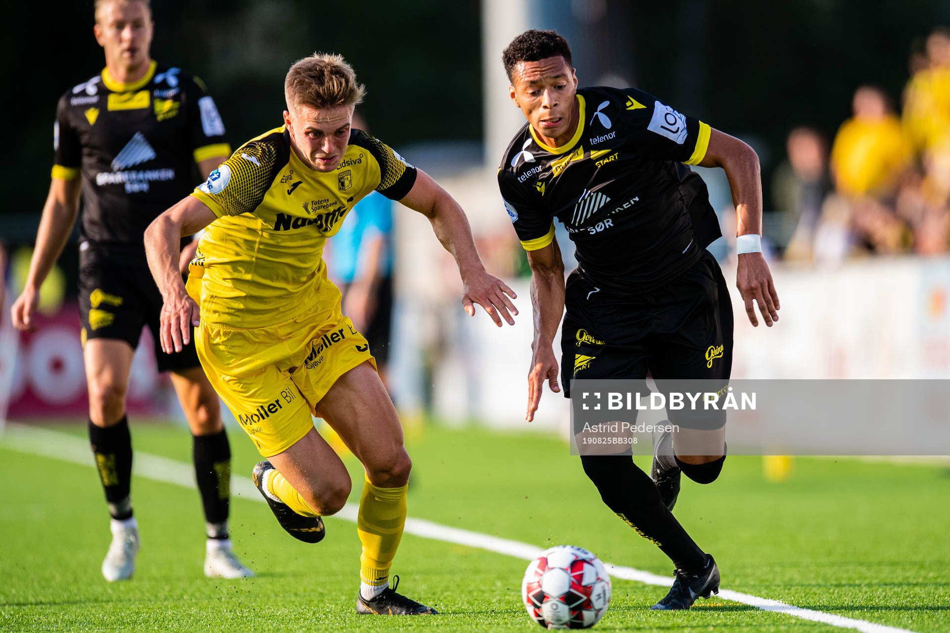 Snorre Nilsen of Raufoss and Kevin Kabran of Start