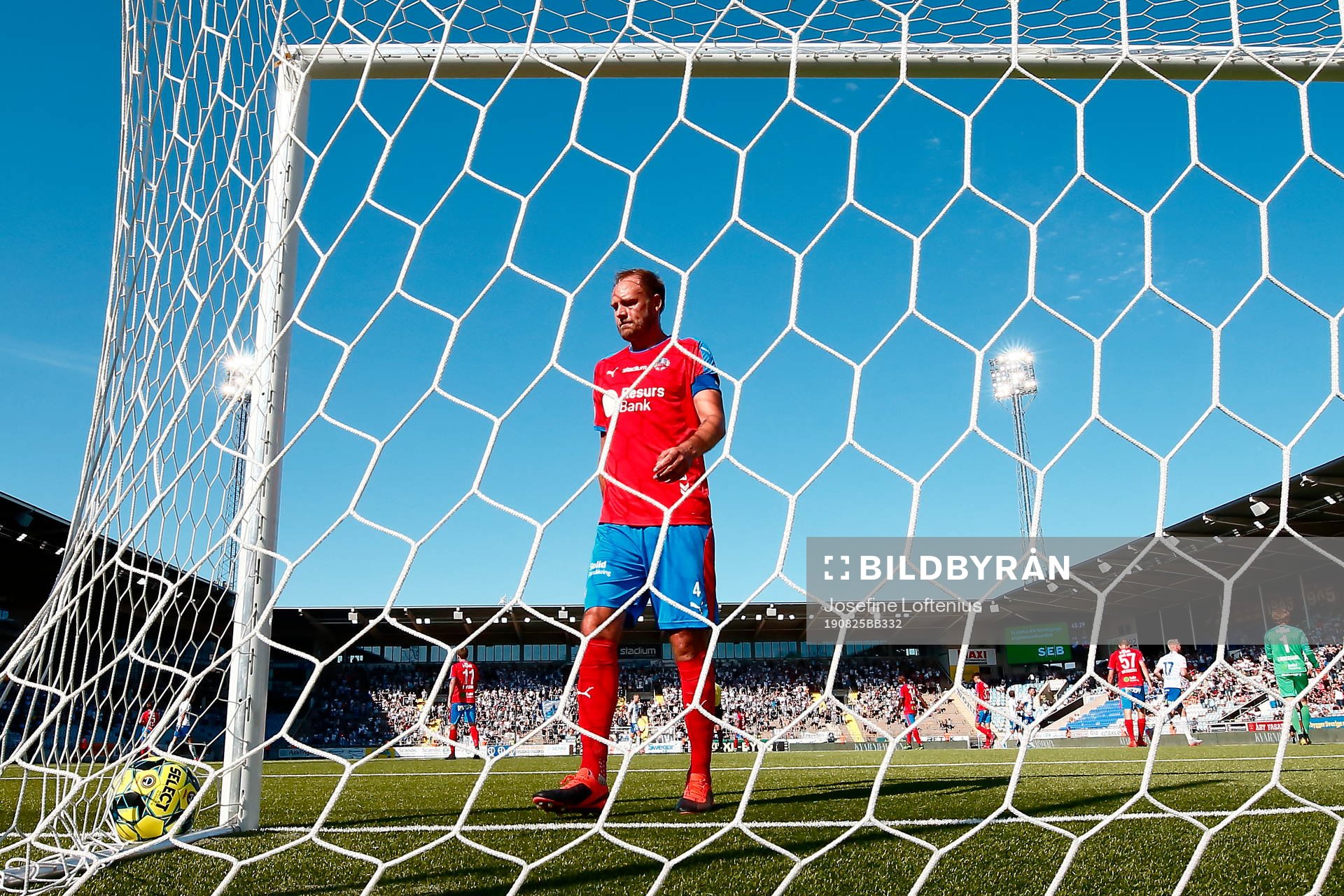 Helsingborgs Andreas Granqvist hämtar bollen ur målet