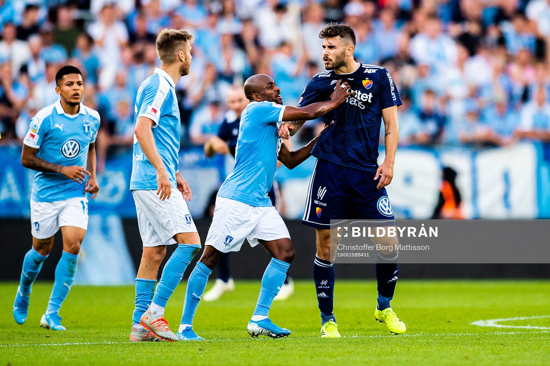 Malmö FFs Rasmus Bengtsson och Fouad Bachirou i dispyt med