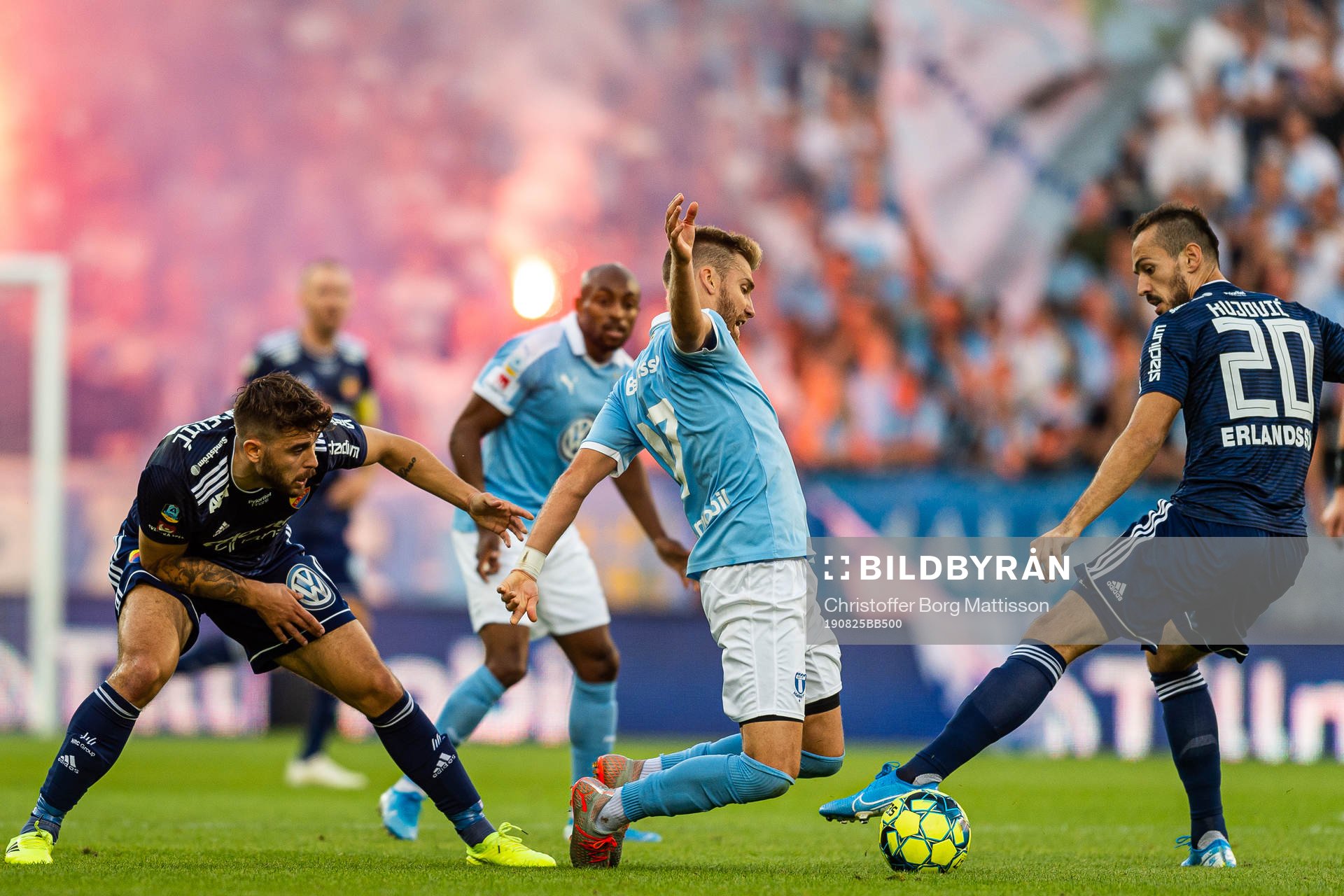 Djurgårdens Astrit Ajdarevic och Emir Kujovic i kamp med Malmö FFs Rasmus Bengtsson under fotbollsmatchen i Allsvenskan mellan Malmö FF och Djurgården den 25 augusti 2019 i Malmö.