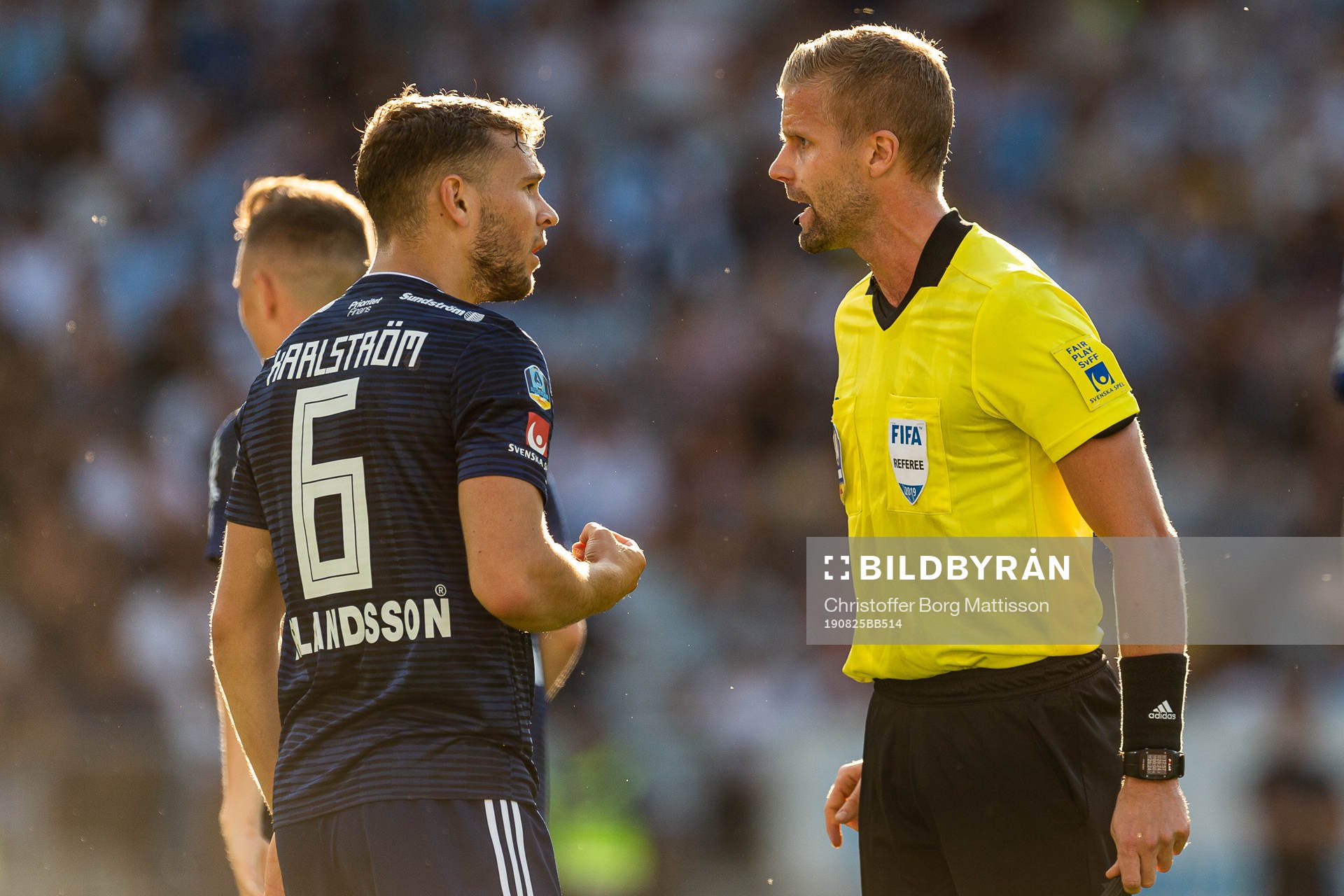 Djurgårdens Jesper Karlström i samtal med domare Glenn