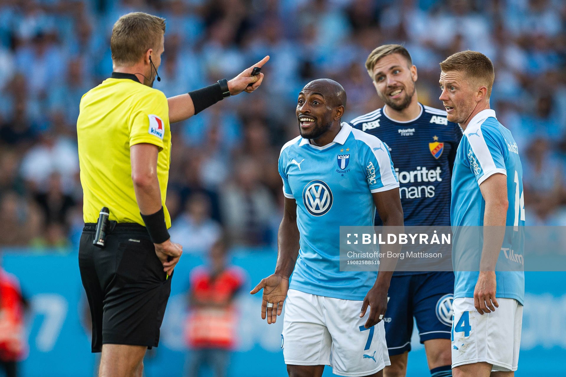 Malmö FFs Fouad Bachirou och Anders Christiansen i samtal