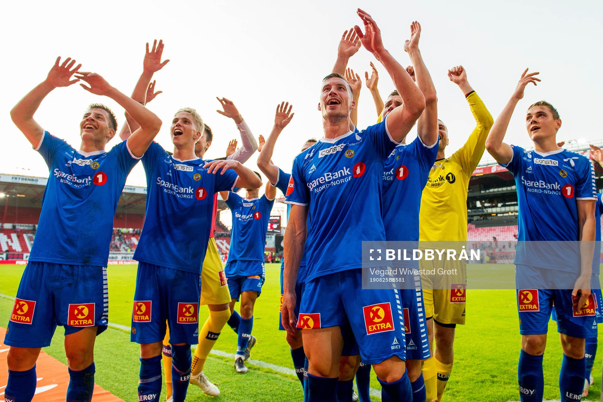 Juha Markus Pirinen and the players of Tromsø celebrate