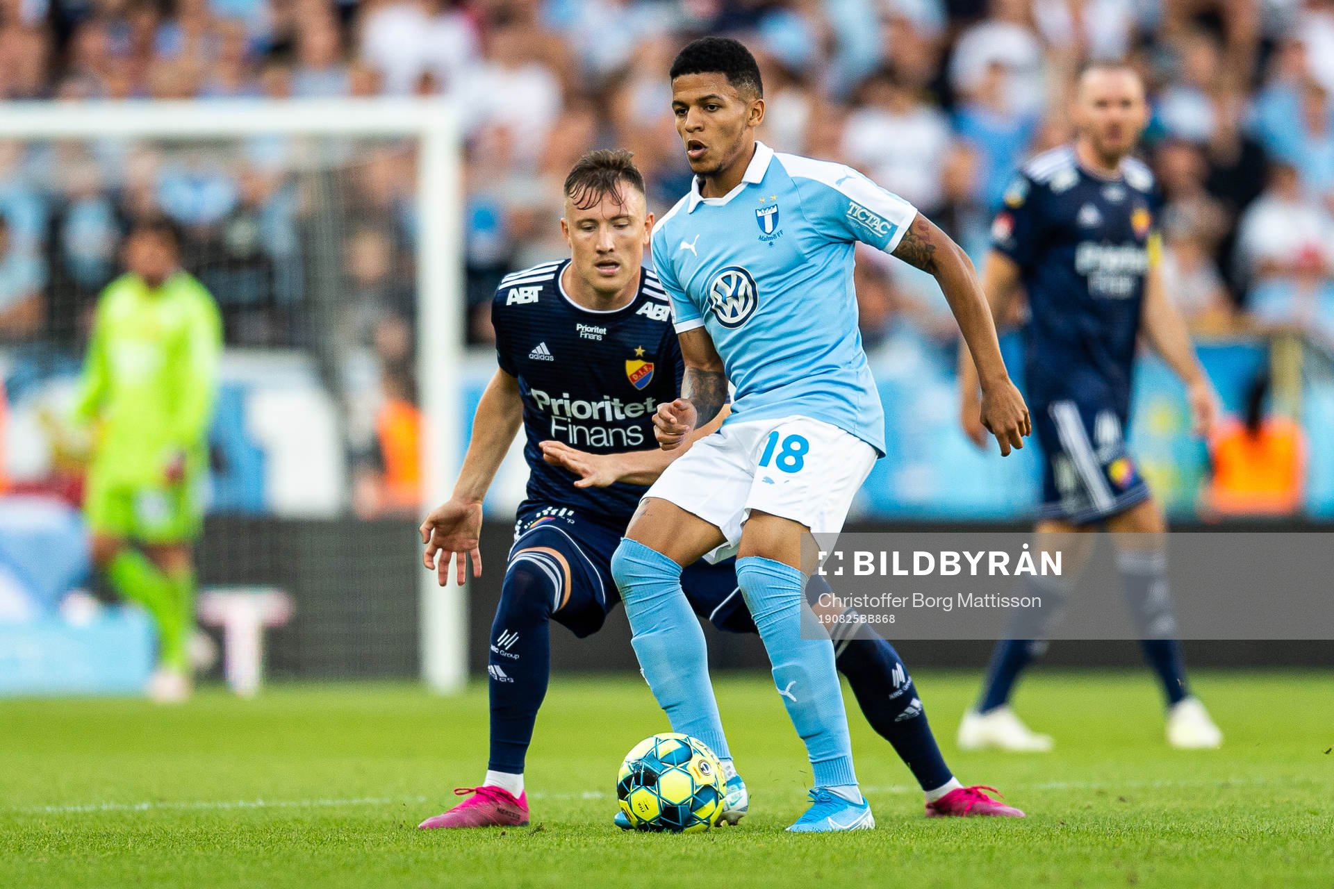 Djurgårdens Fredrik Ulvestad och Malmö FFs Romain Gall