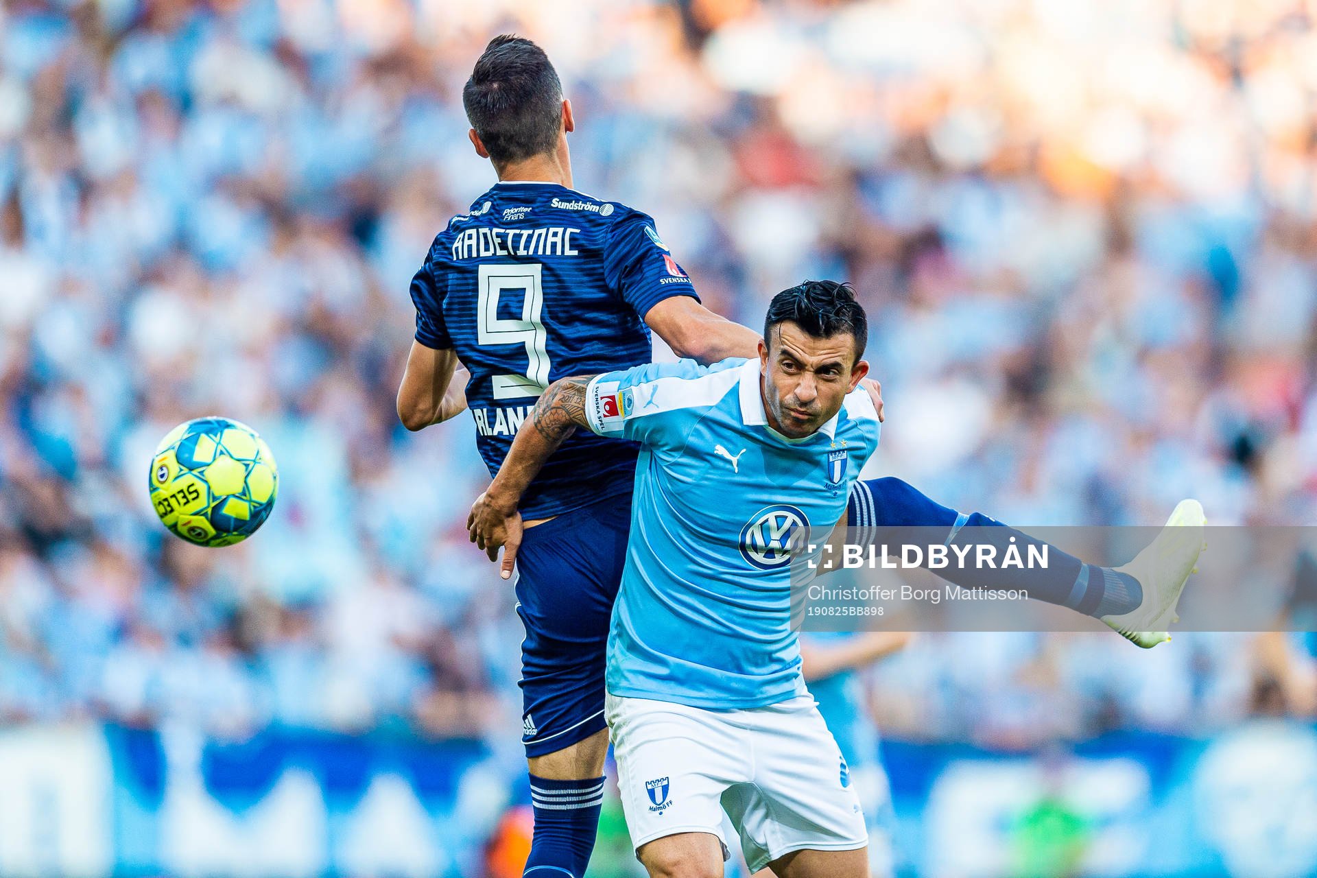 Djurgårdens Haris Radetinac och Malmö FFs Behrang Safari i nickduell under fotbollsmatchen i Allsvenskan mellan Malmö FF och Djurgården den 25 augusti 2019 i Malmö.