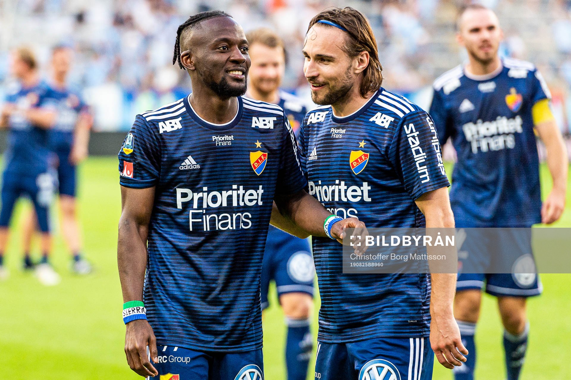 Djurgårdens Mohamed Buya Turay och Kevin Walker jublar