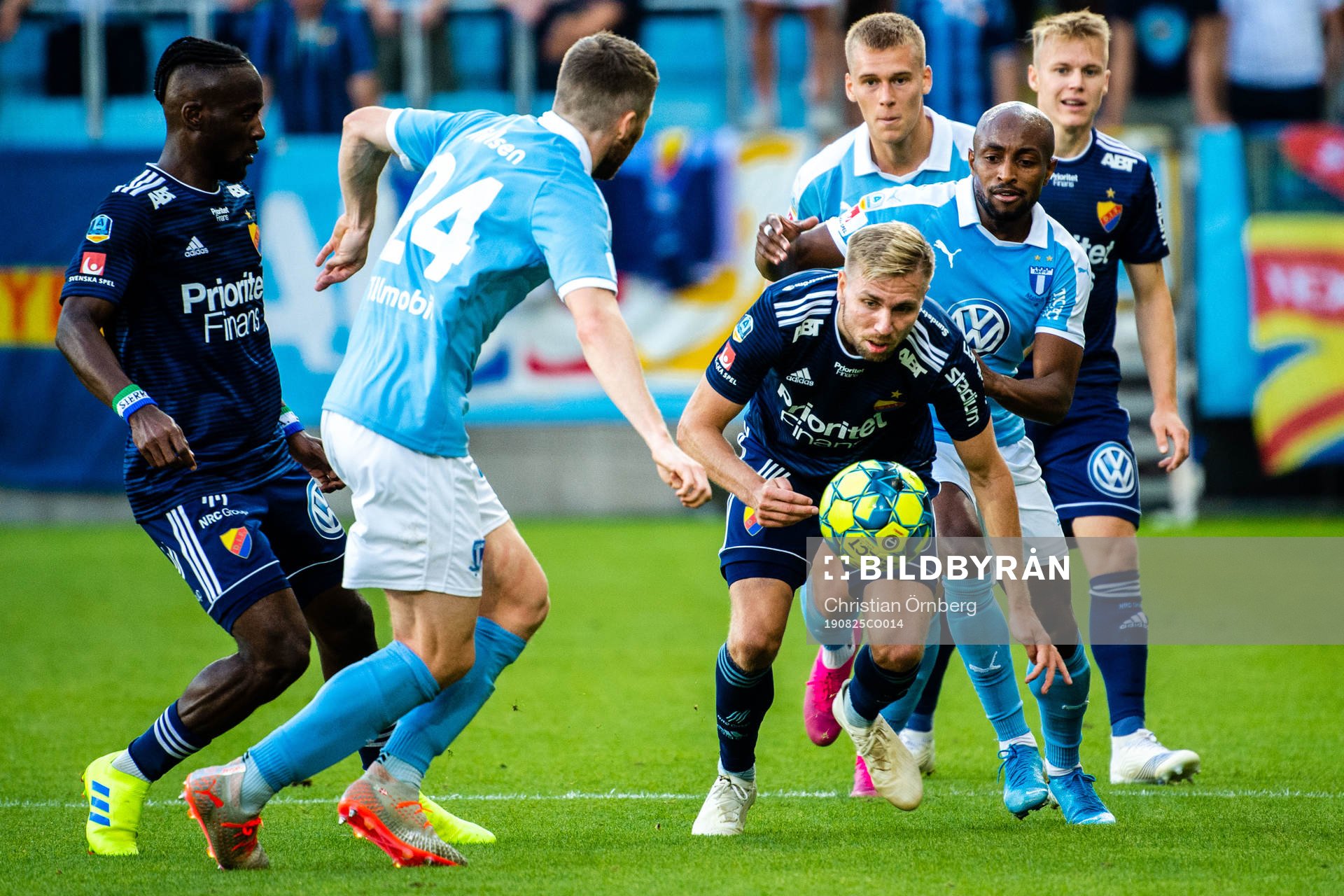 Djurgårdens Jonathan Ring och Malmö FFs Lasse Nielsen och Fouad Bachirou i duell under fotbollsmatchen i Allsvenskan mellan Malmö FF och Djurgården den 25 augusti 2019 i Malmö.
