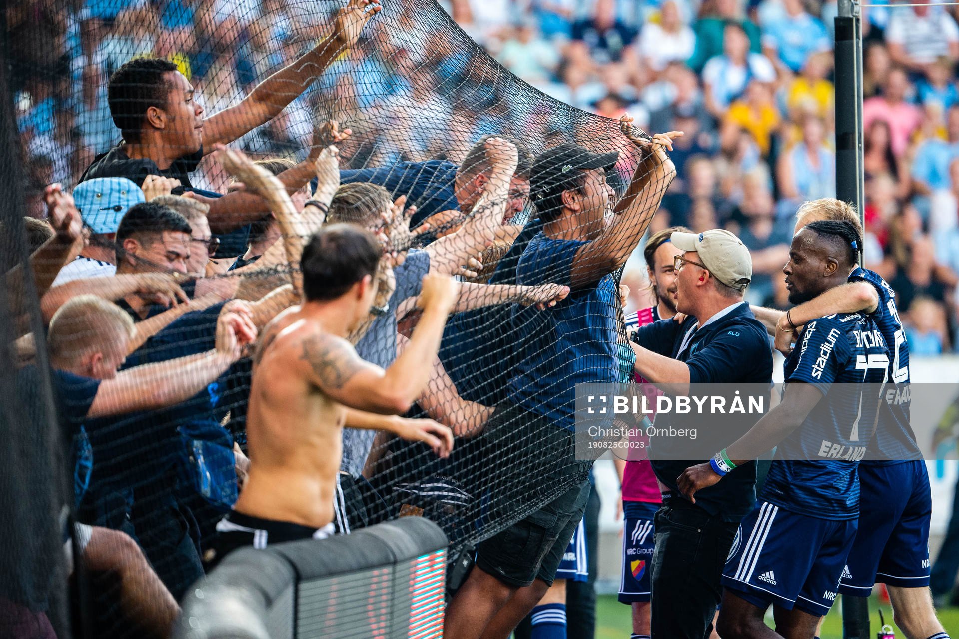 Djurgårdens Mohamed Buya Turay jublar efter 0-1 under fotbollsmatchen i Allsvenskan mellan Malmö FF och Djurgården den 25 augusti 2019 i Malmö.