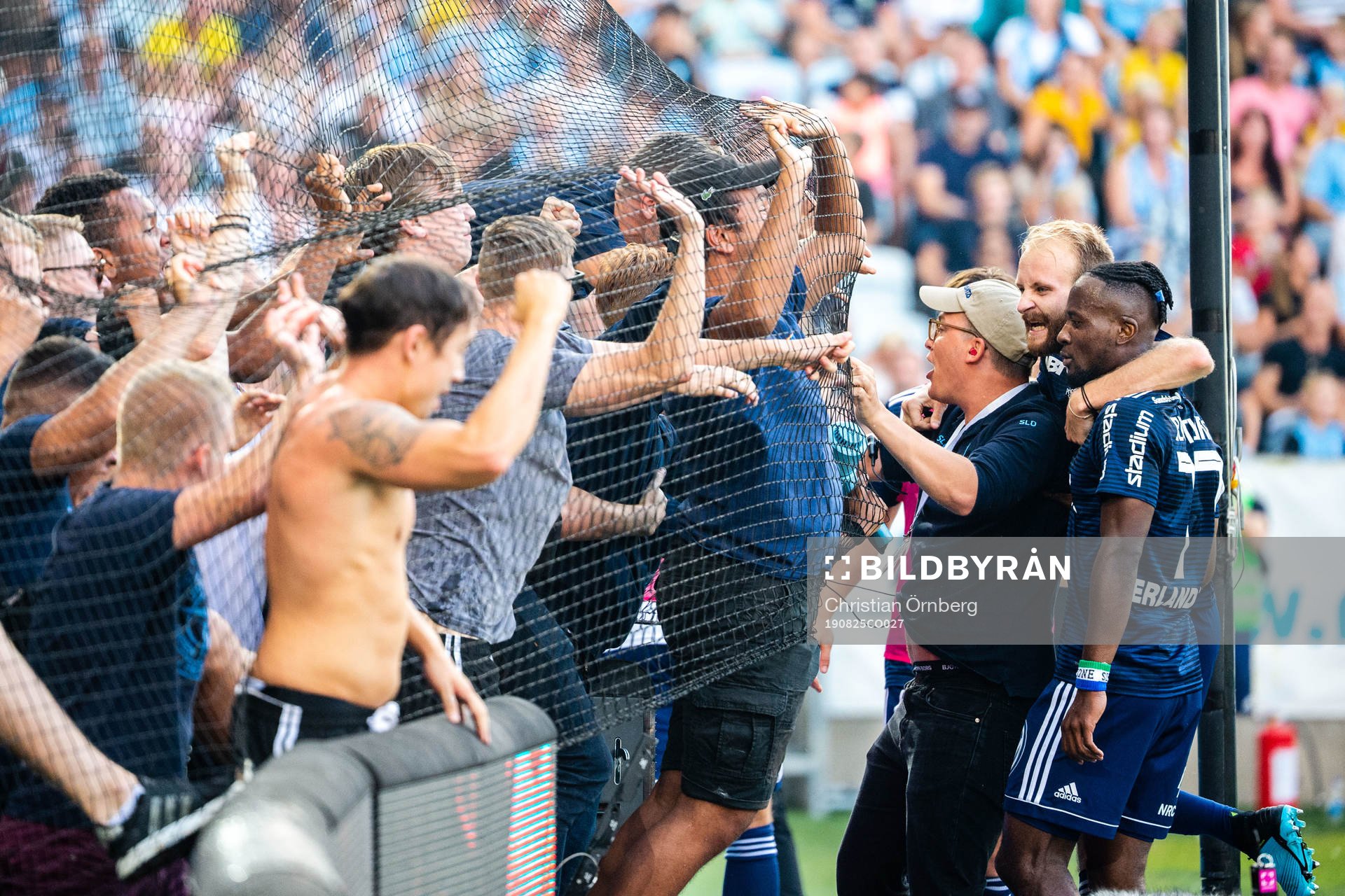 Djurgårdens Mohamed Buya Turay jublar med supportrar