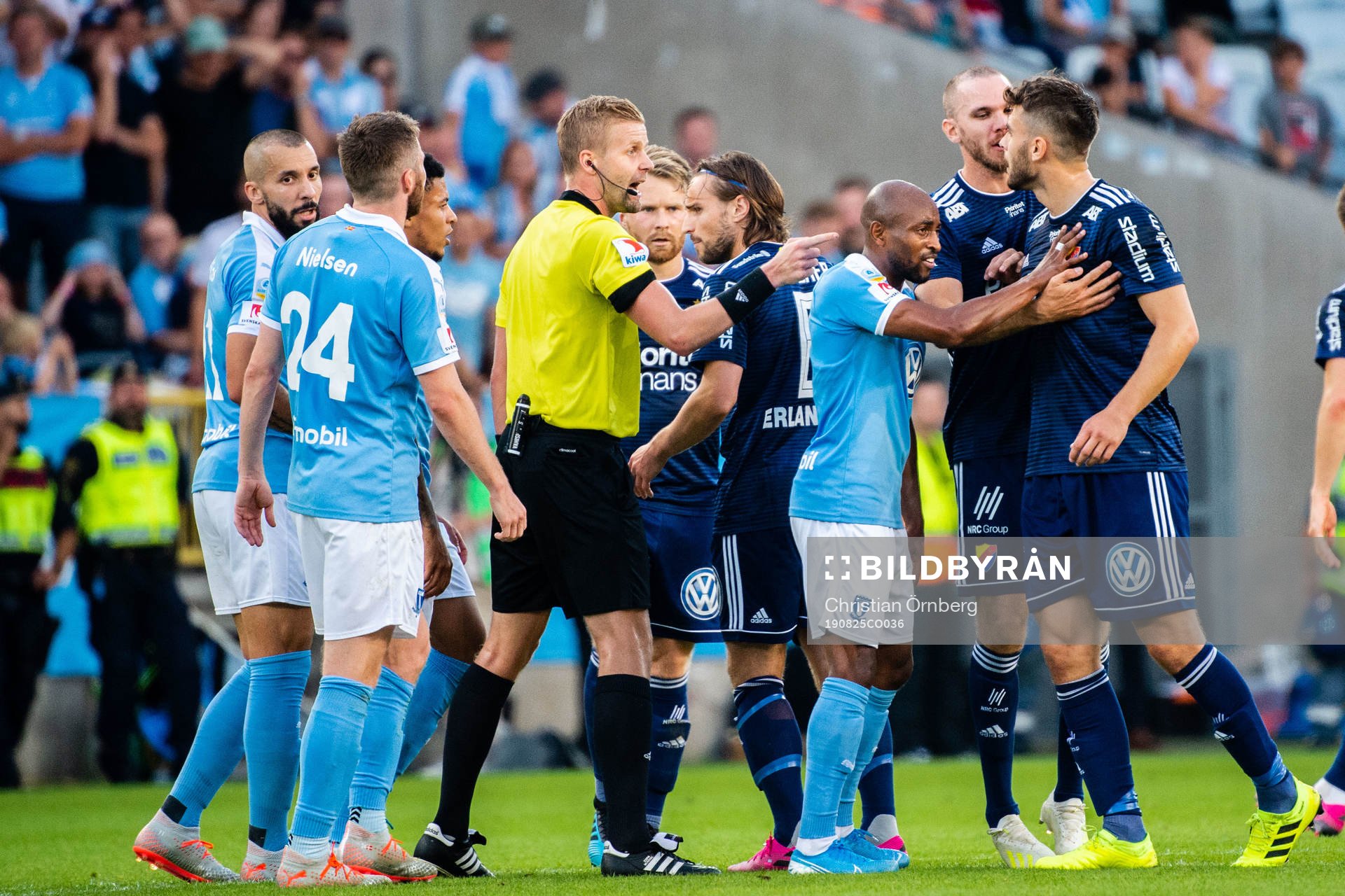 Malmö FFs och Djurgårdens spelare i gruff