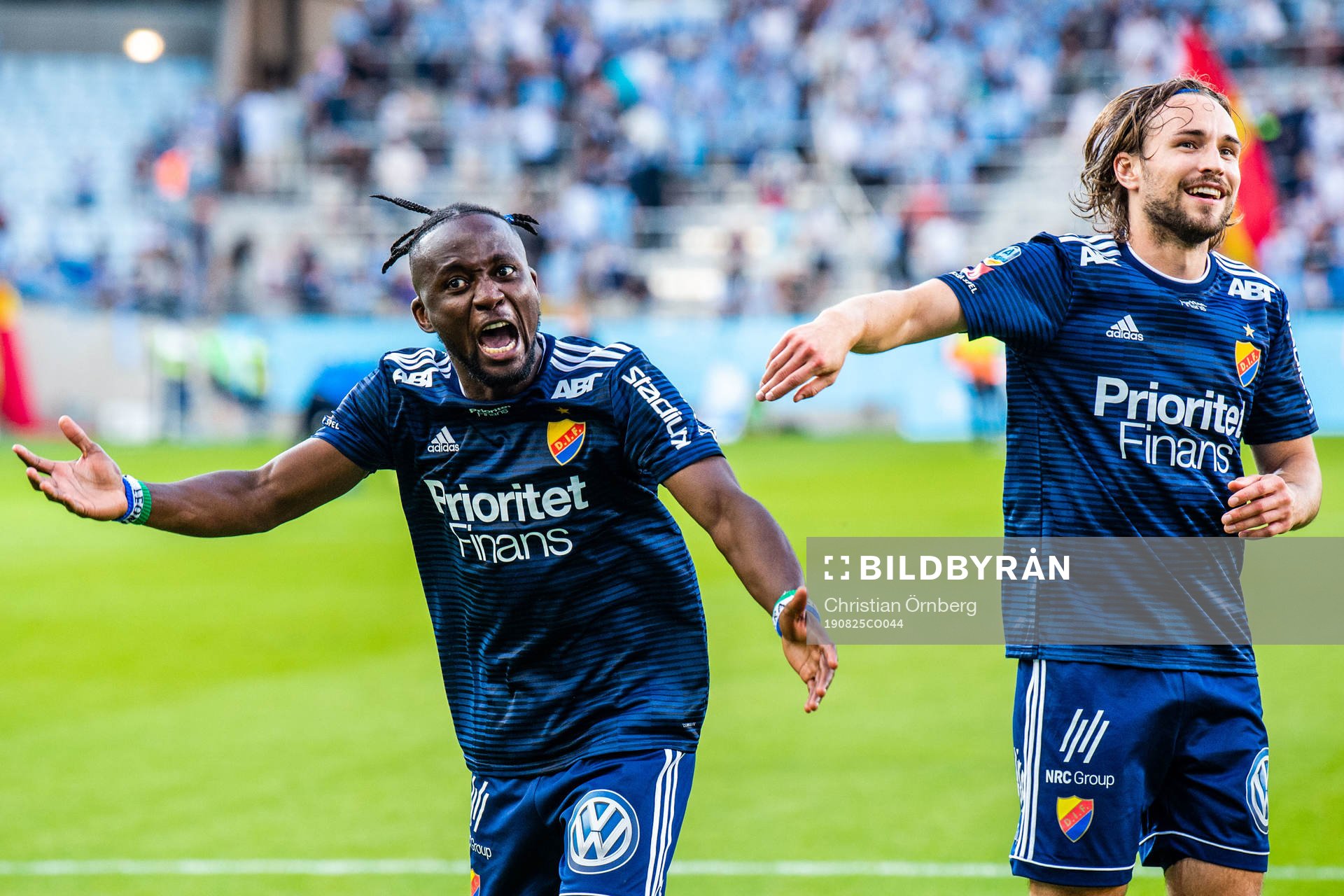Djurgårdens Mohamed Buya Turay och Kevin Walker jublar