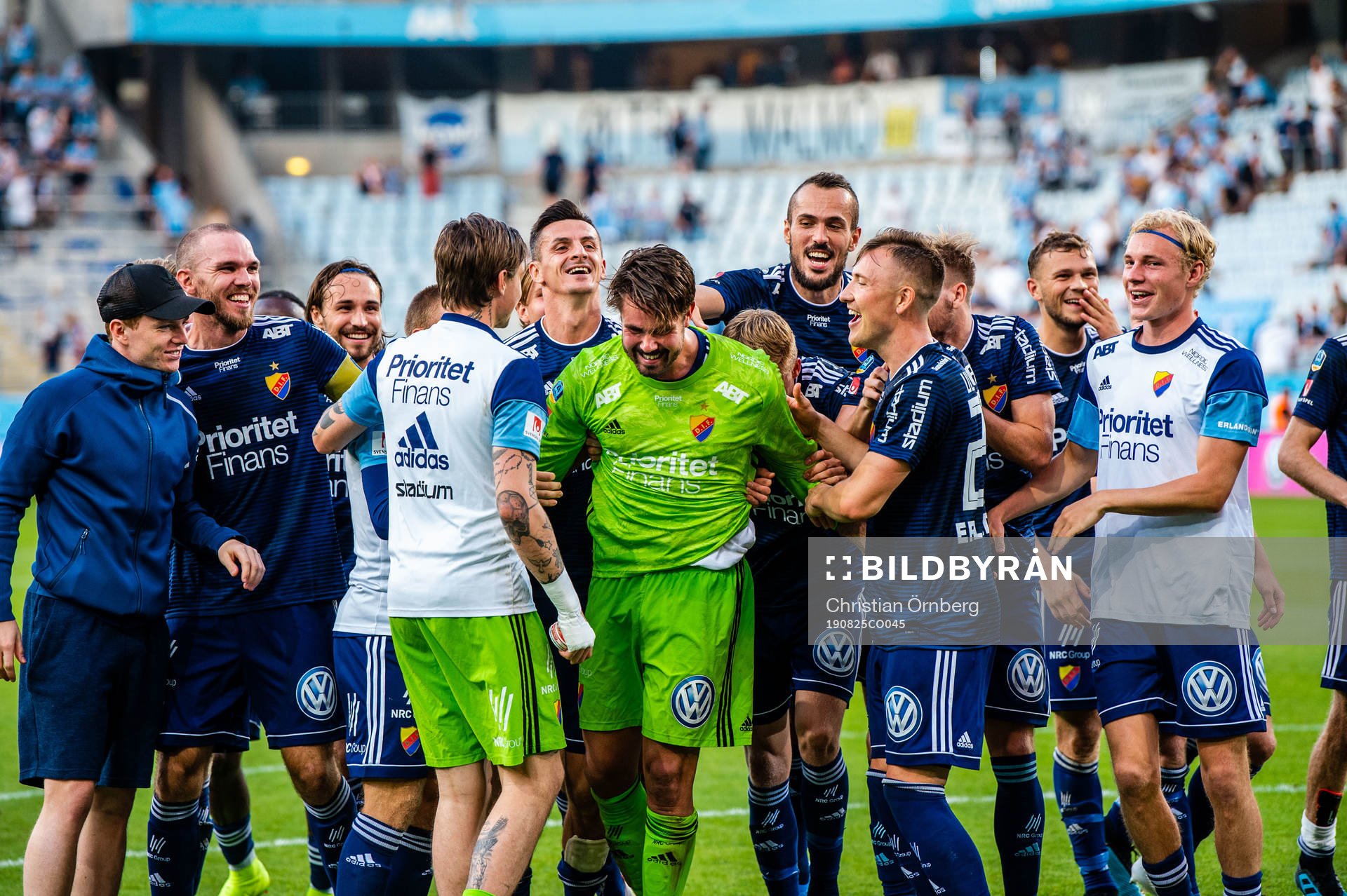 Djurgårdens spelare jublar åt målvakt Tommi Vaiho
