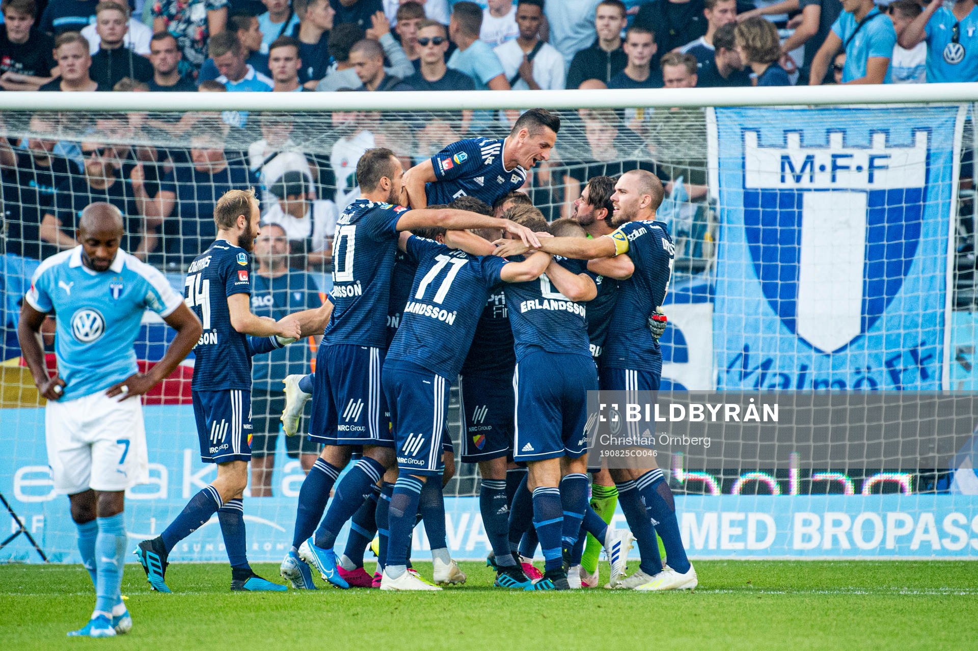Djurgårdens spelare jublar åt vinsten i fotbollsmatchen i