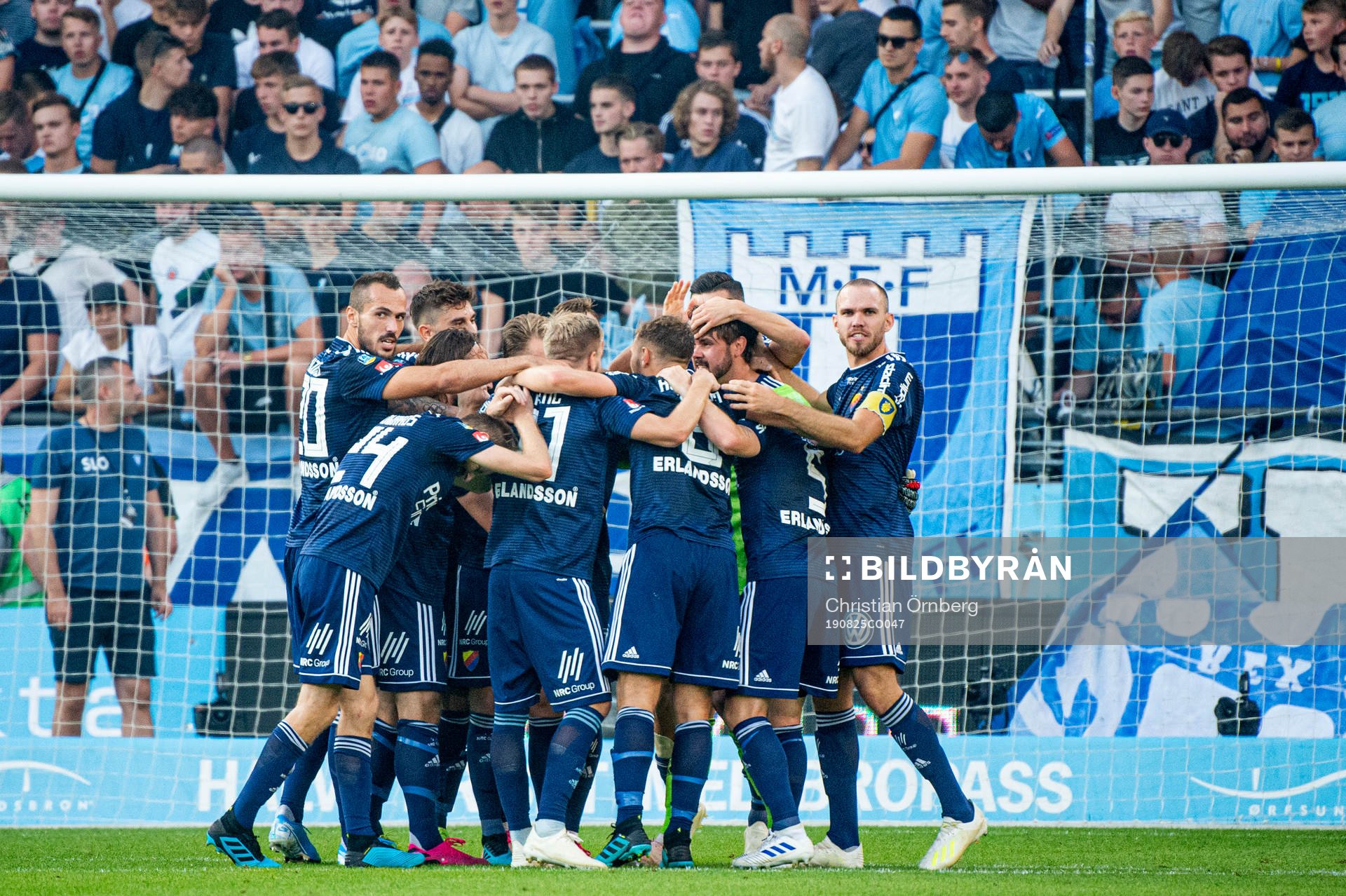Djurgårdens spelare jublar åt vinsten i fotbollsmatchen i