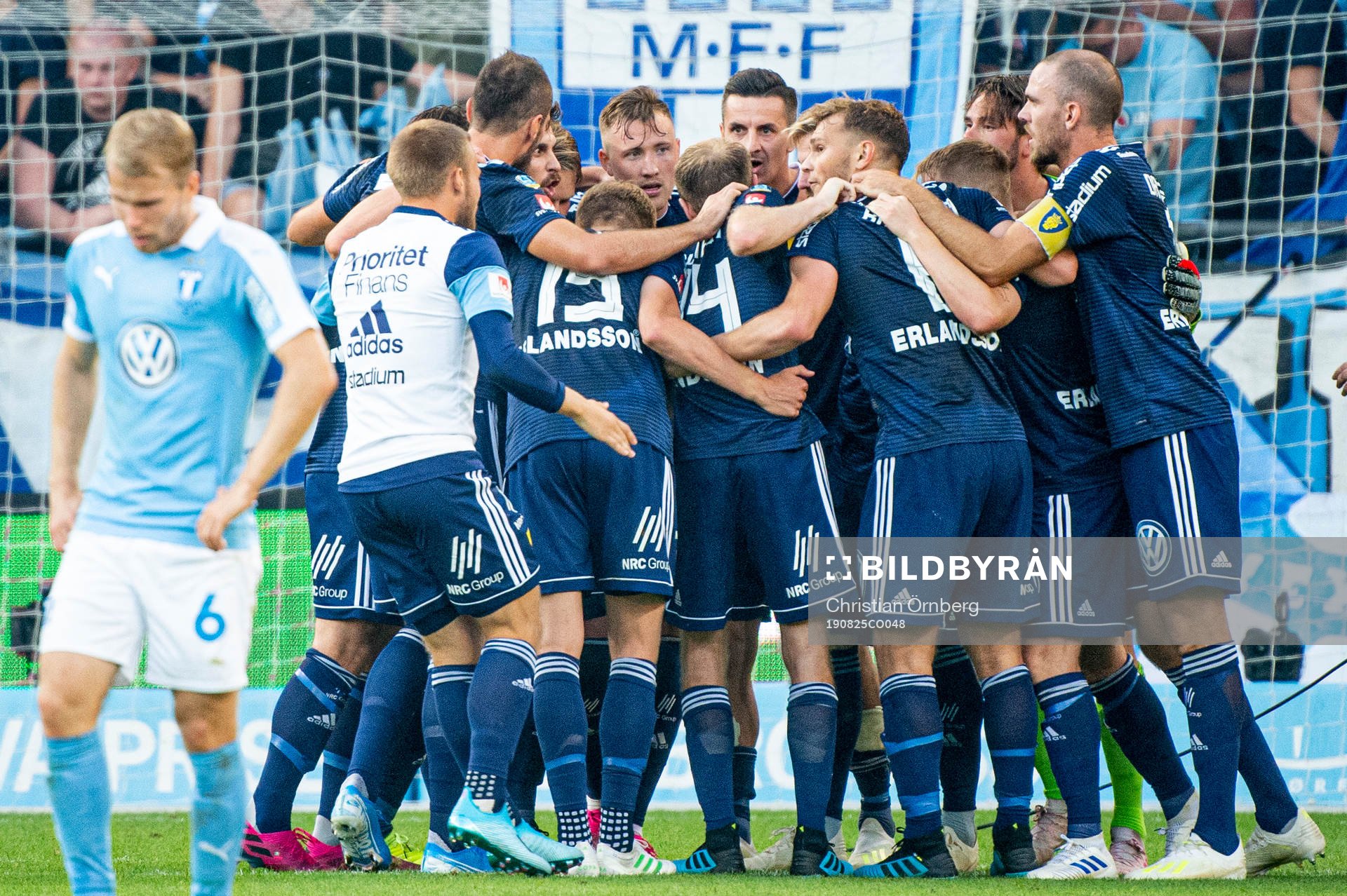 Djurgårdens spelare jublar åt vinsten i fotbollsmatchen i